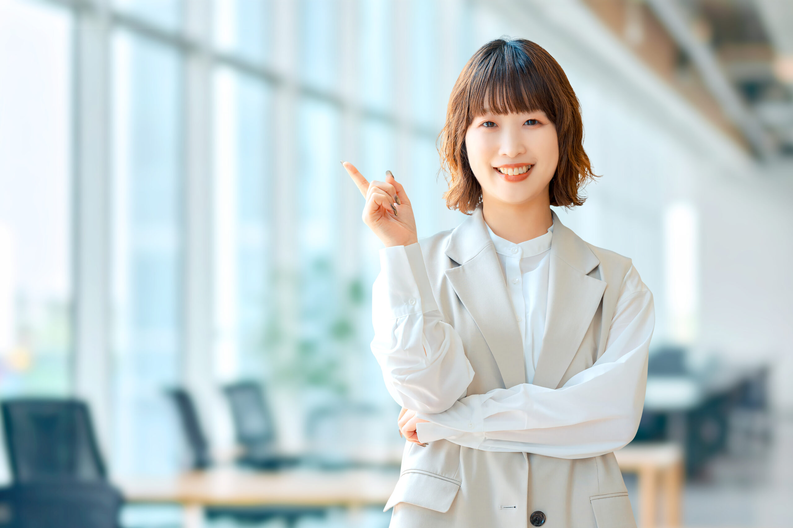 提案する女性