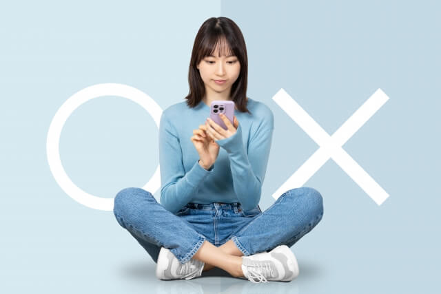 女性が〇と✕の間に座っている