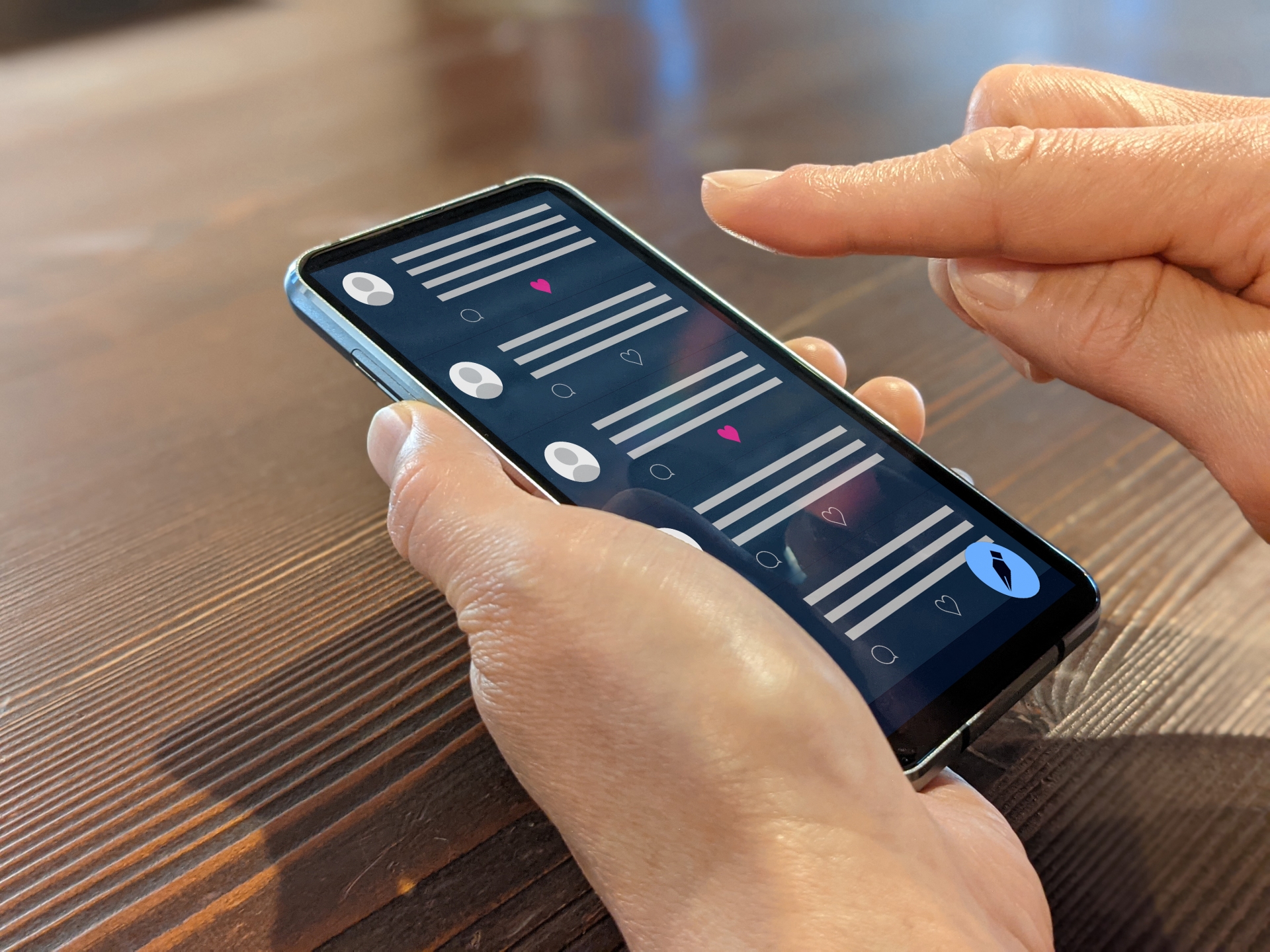 スマートフォンをタッチ操作する瞬間
