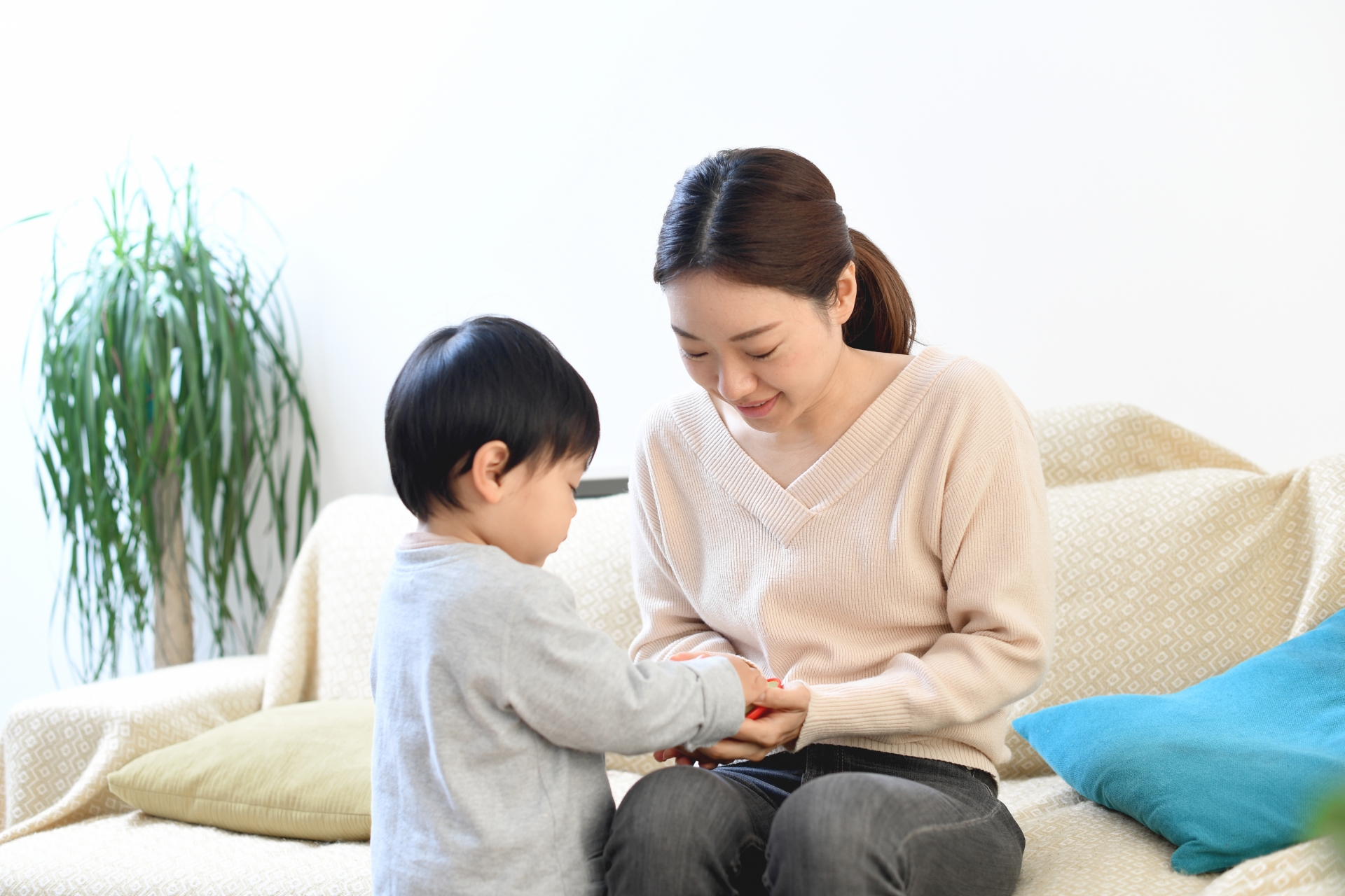 室内で子供（息子）と遊ぶ母親