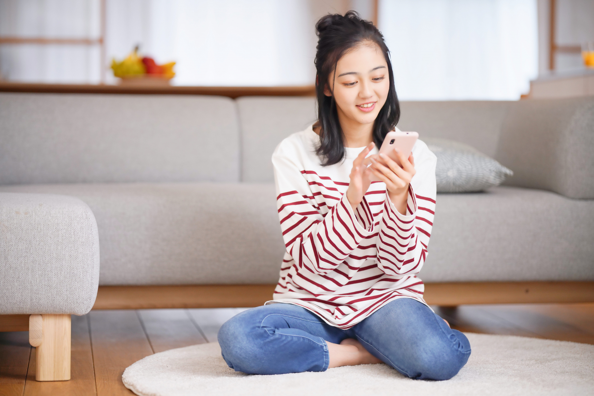 スマホを操作している女性