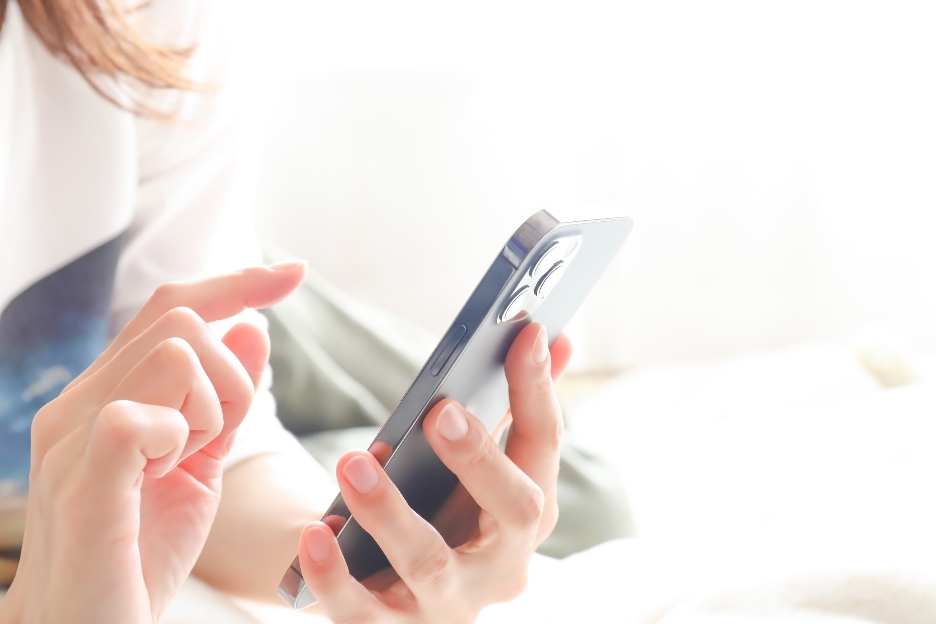 スマホを使う女性の手元