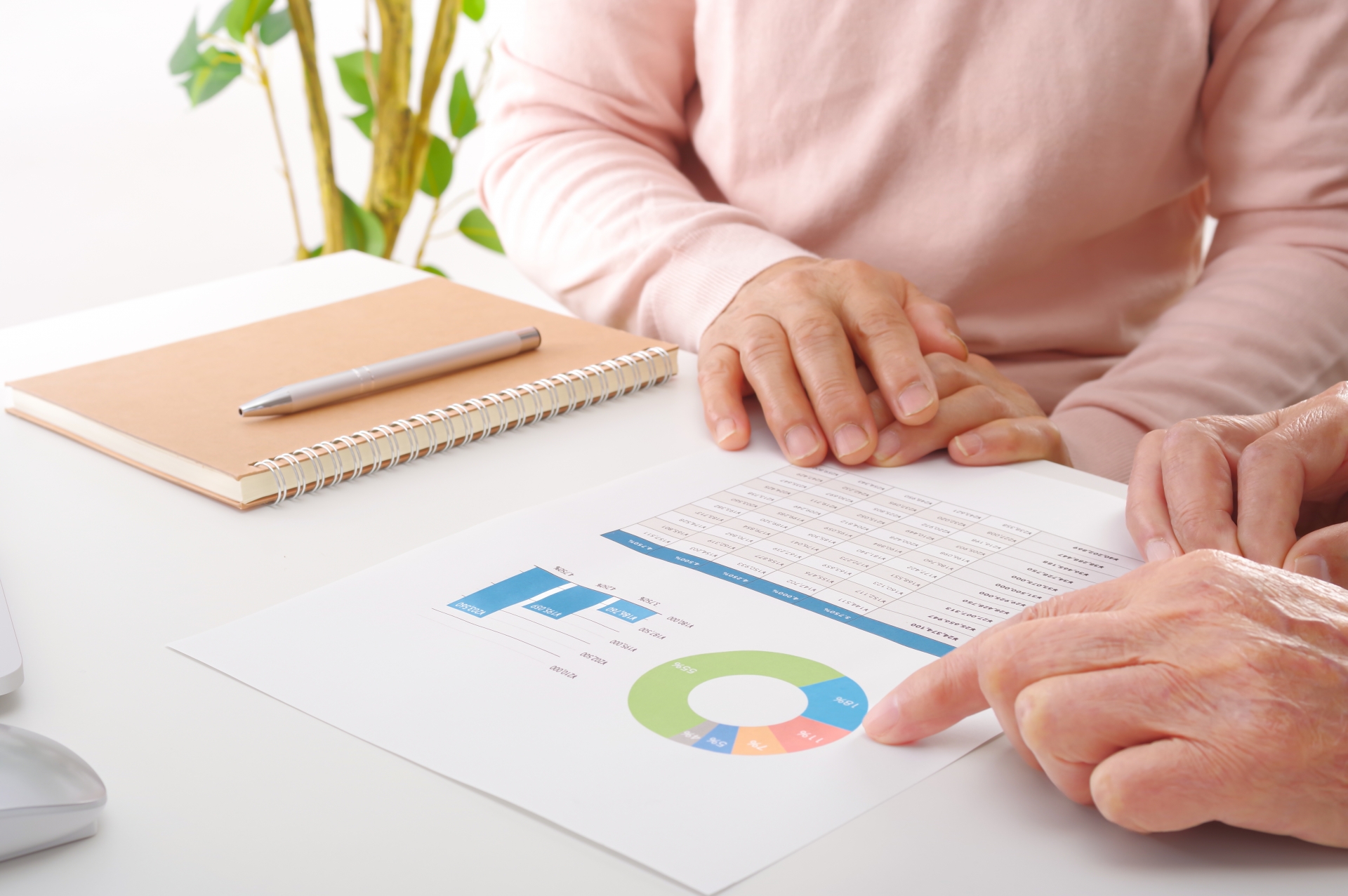 家計の見直しをしているシニア夫婦