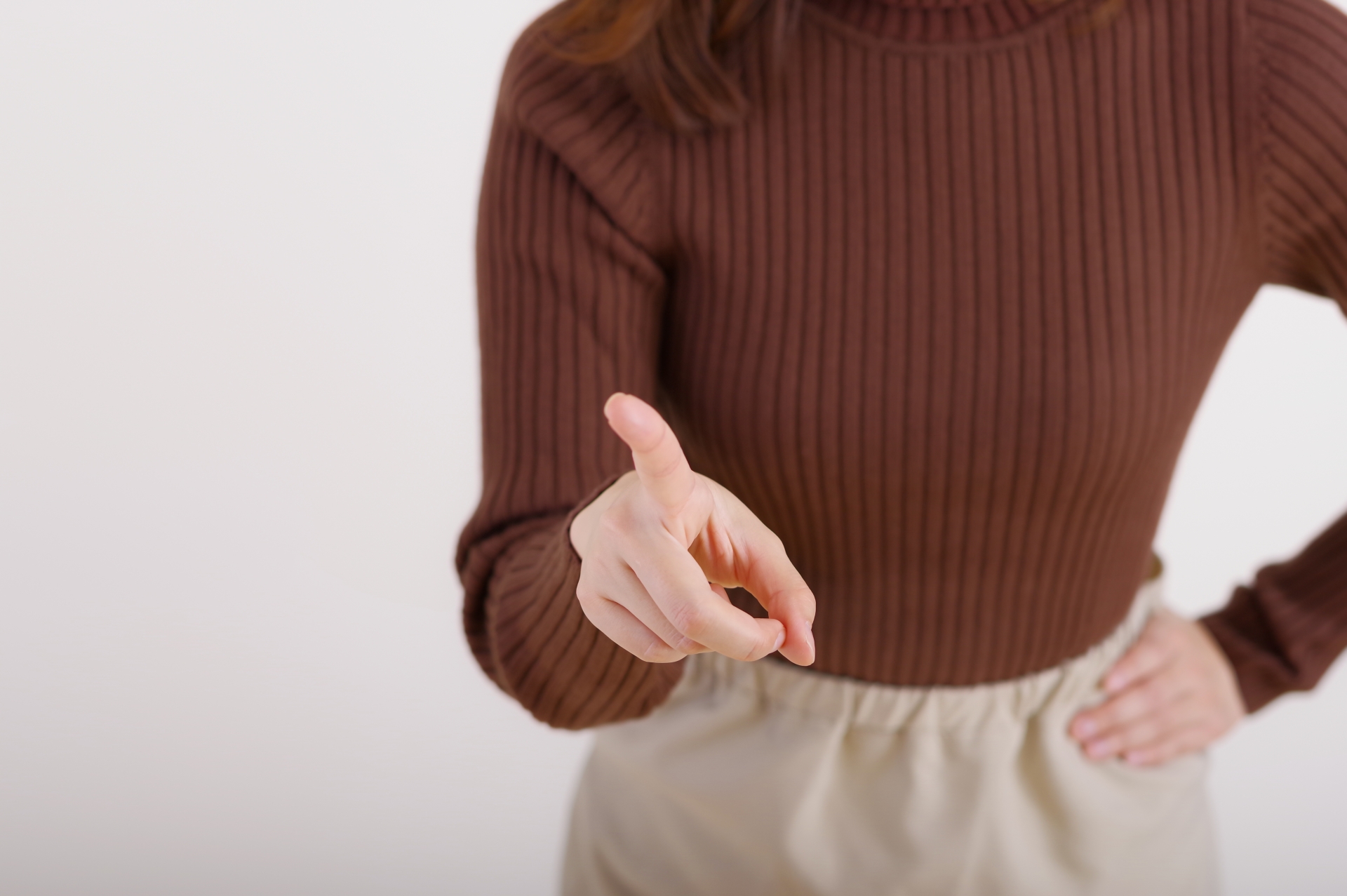 指を指して訴えかける女性