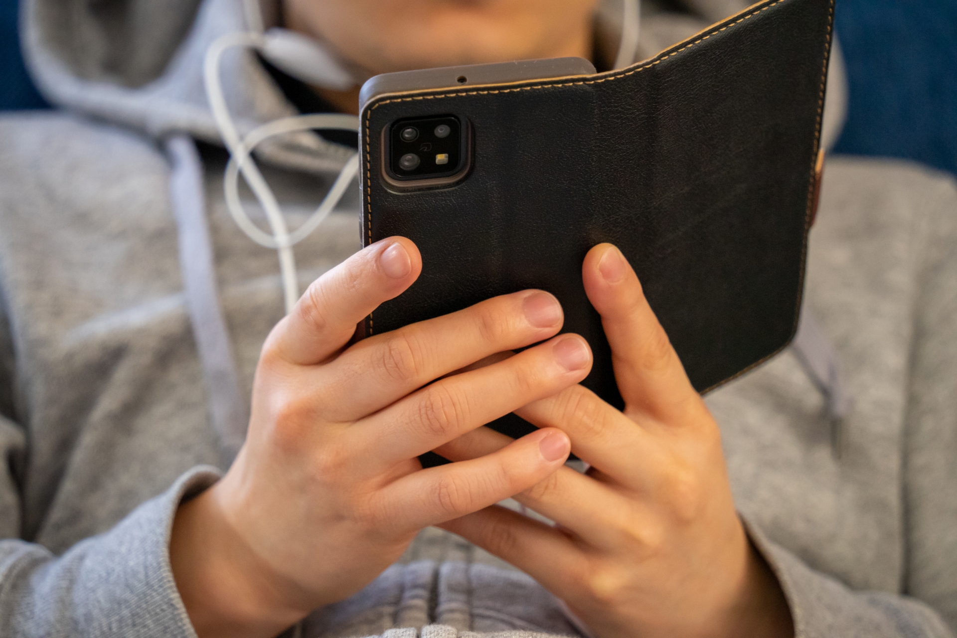 スマホゲームをする男性の手元