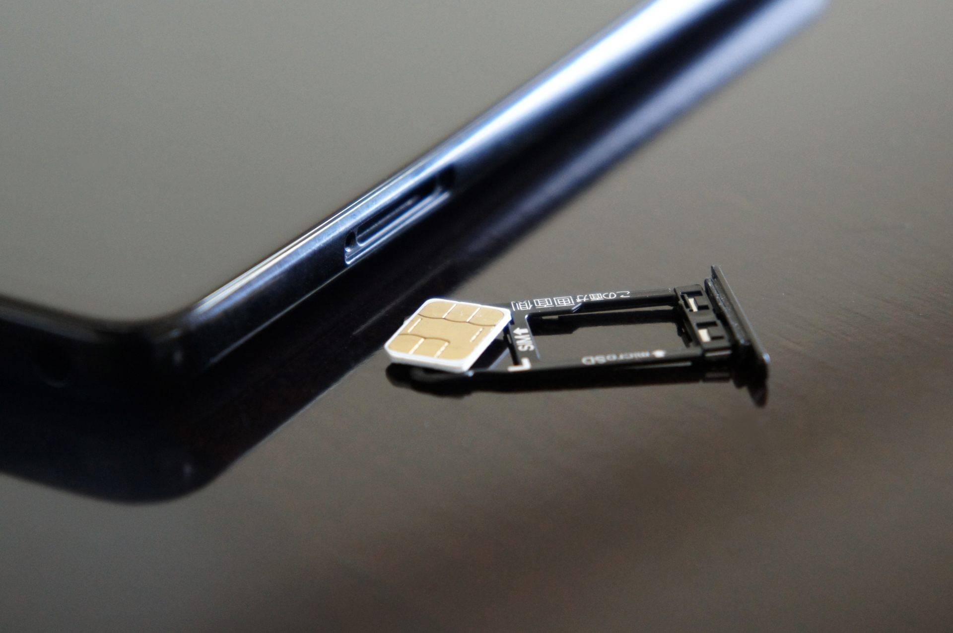 スマホにSIMカードを挿入