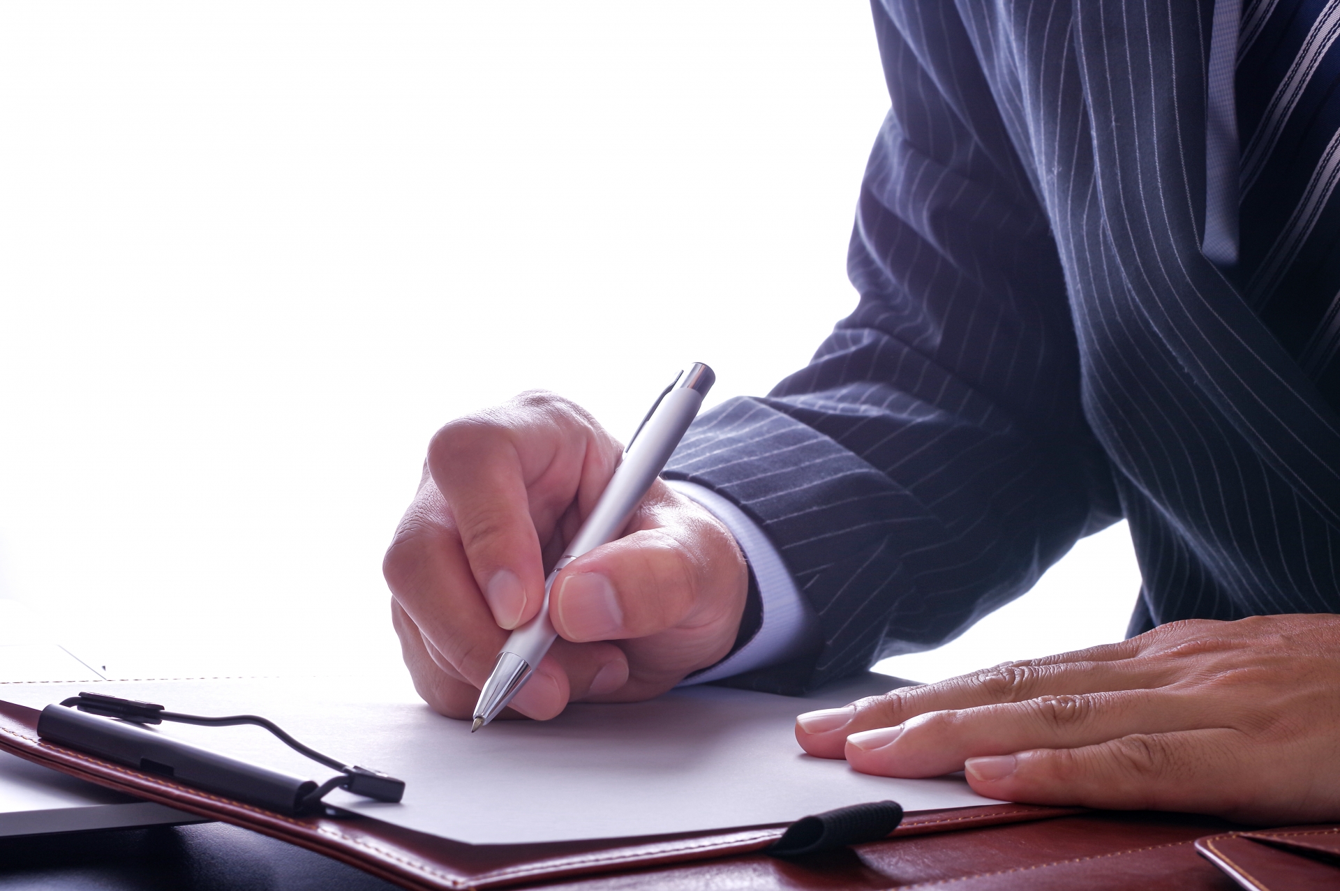 書類を記入する男性