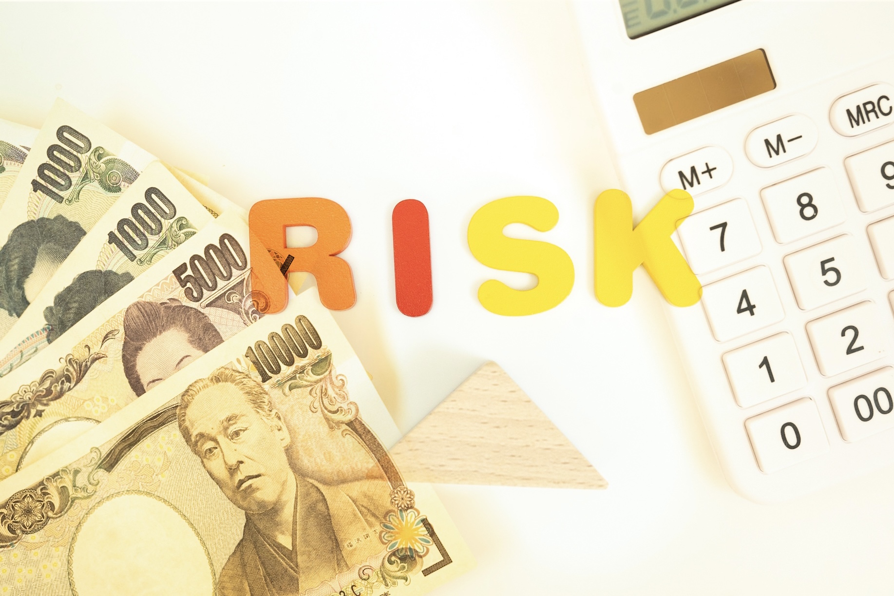 リスクの文字とお札と電卓