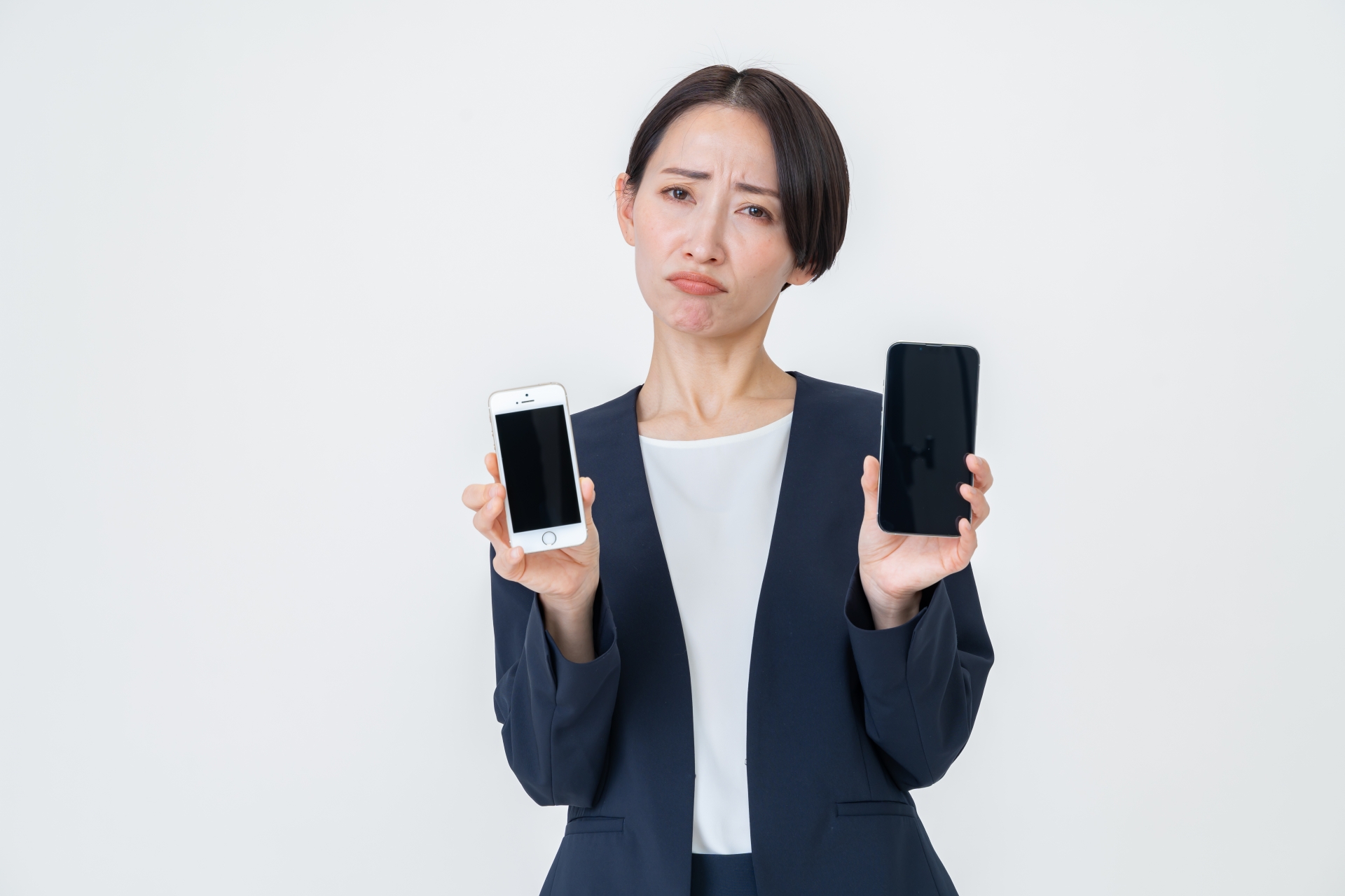 携帯を持つ女性