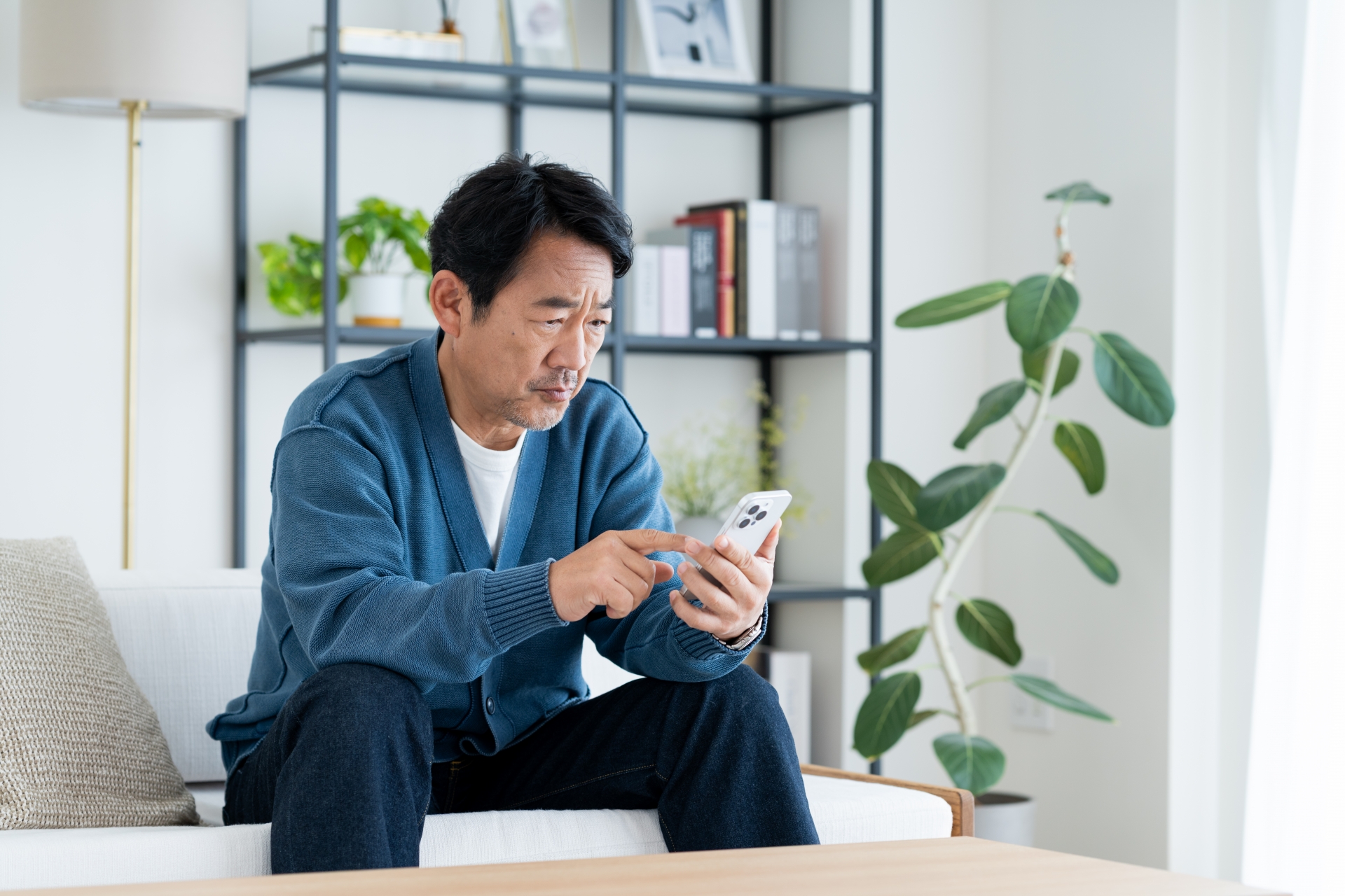 スマホで悩むミドルの男性