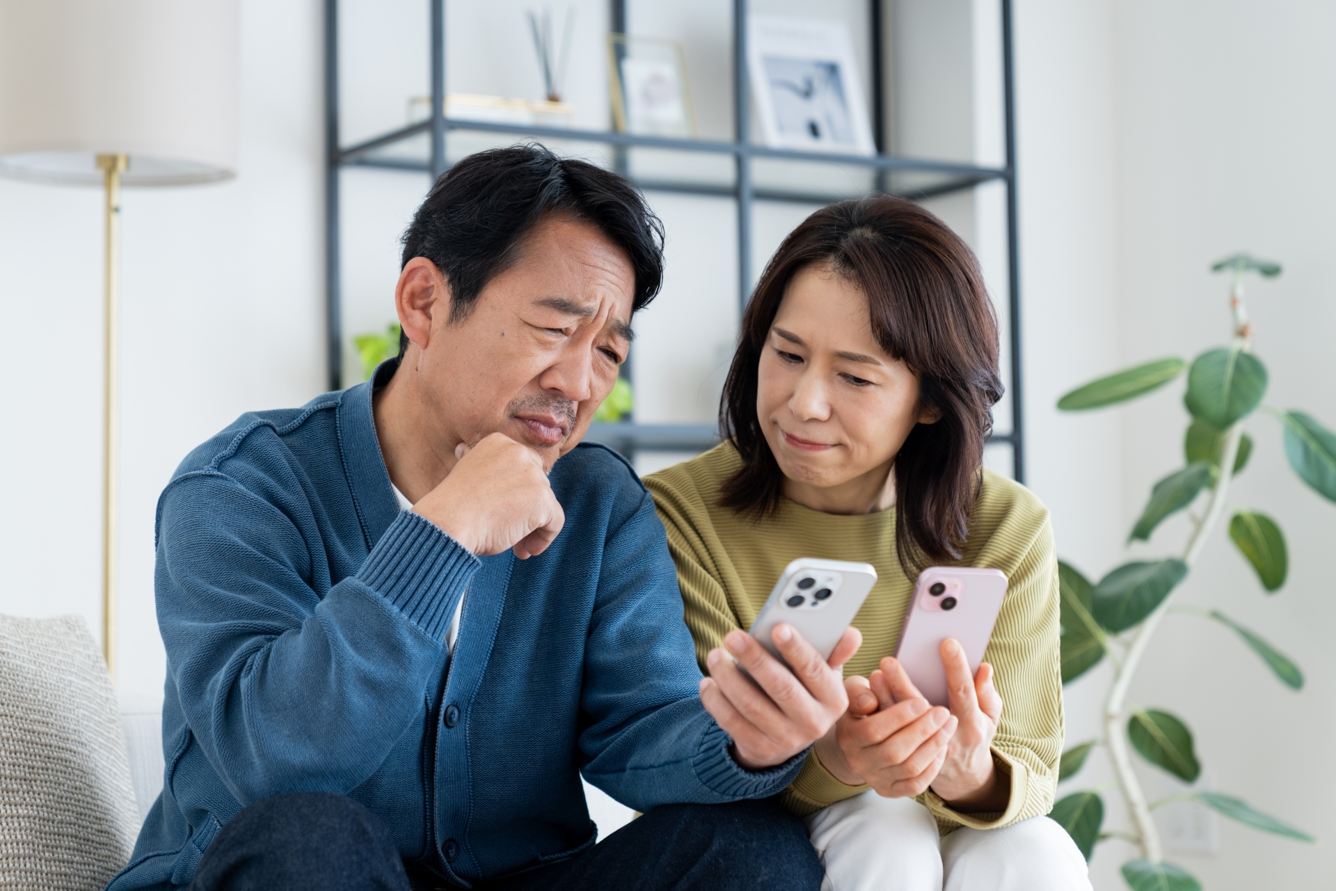 スマホで悩むミドルの夫婦