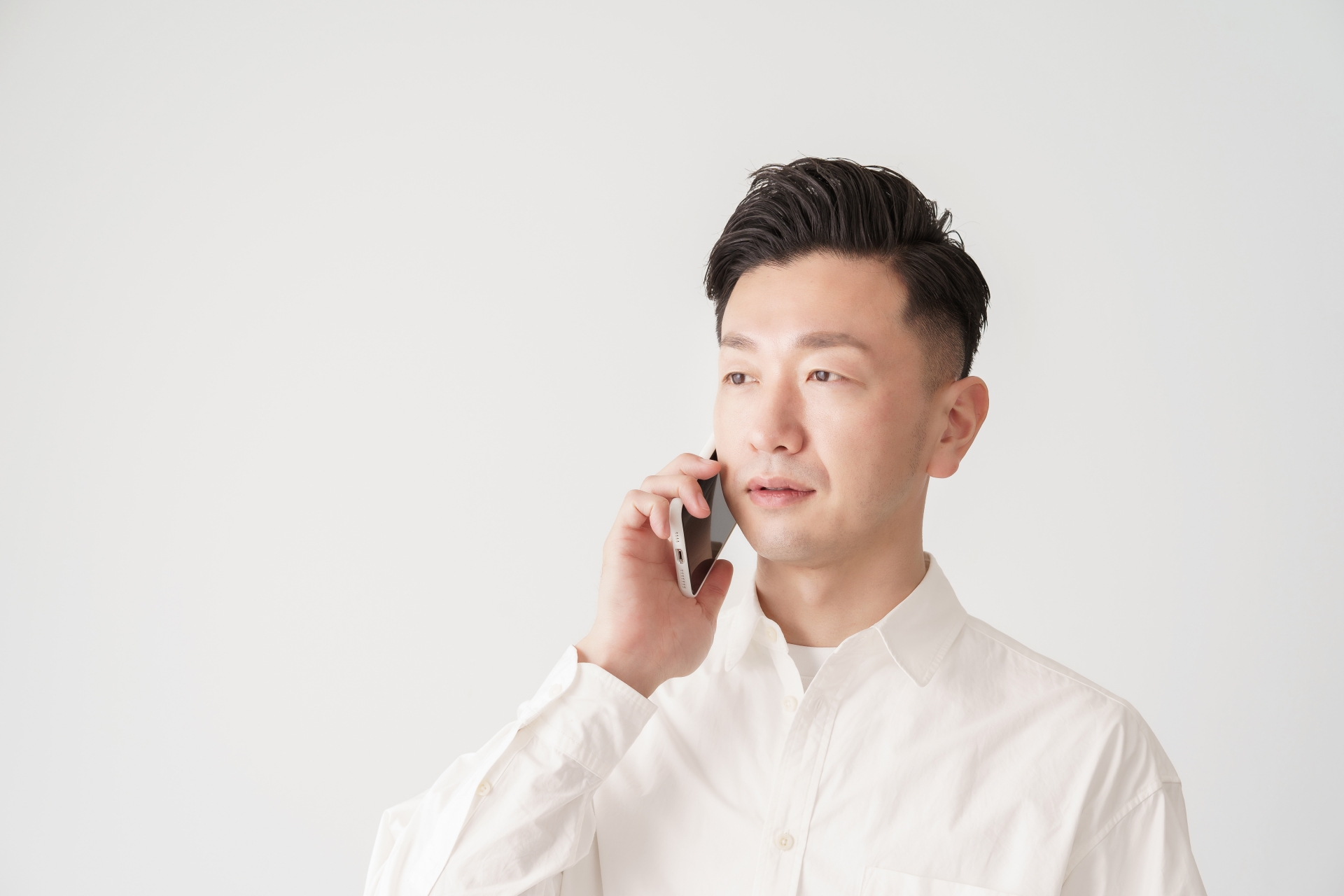 スマートフォンで通話する男性