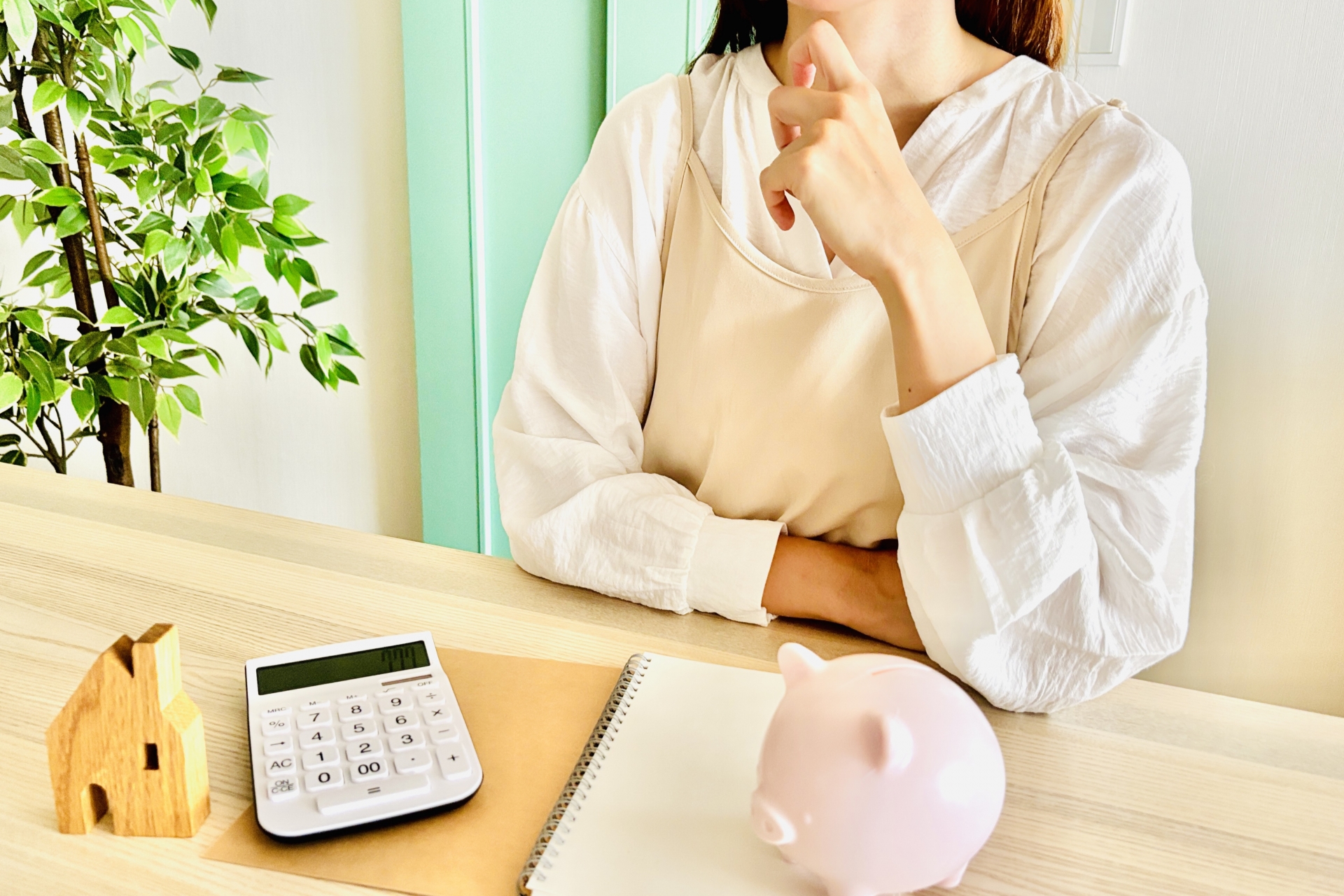 家のリビングでお金について悩む女性