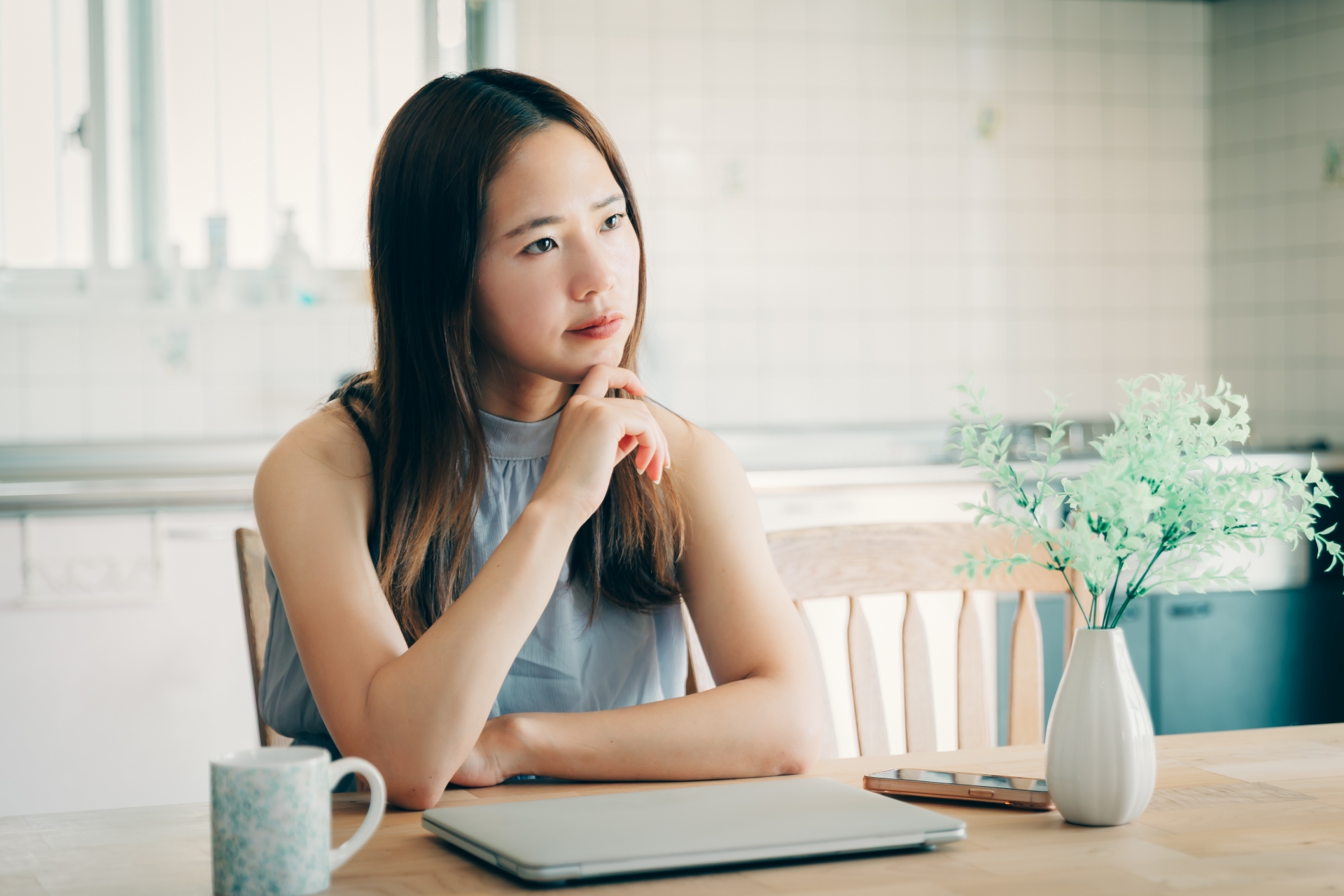 自宅でパソコンの前で