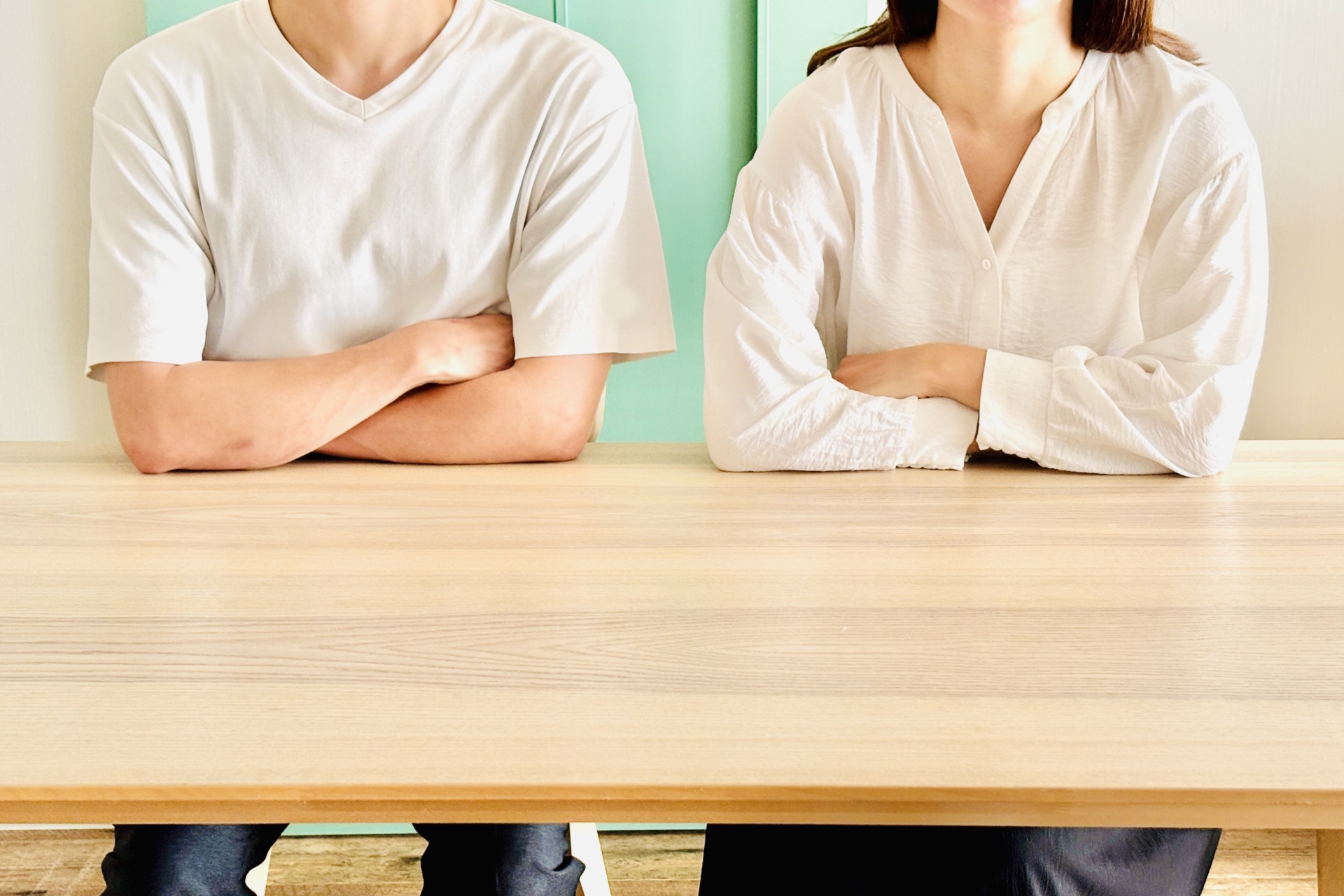 リビングに座る真剣な男女