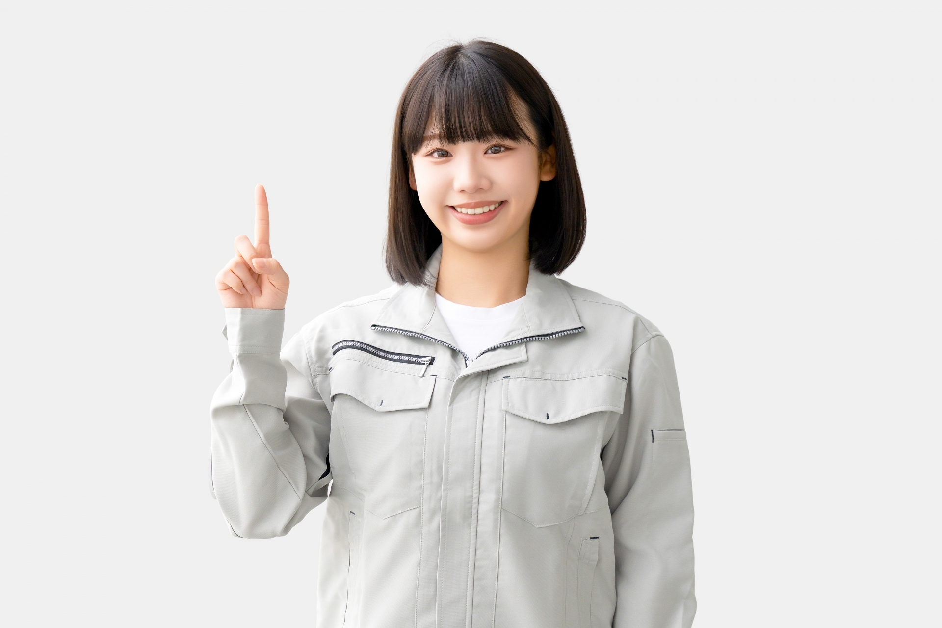 作業服を着て案内をする若い女性