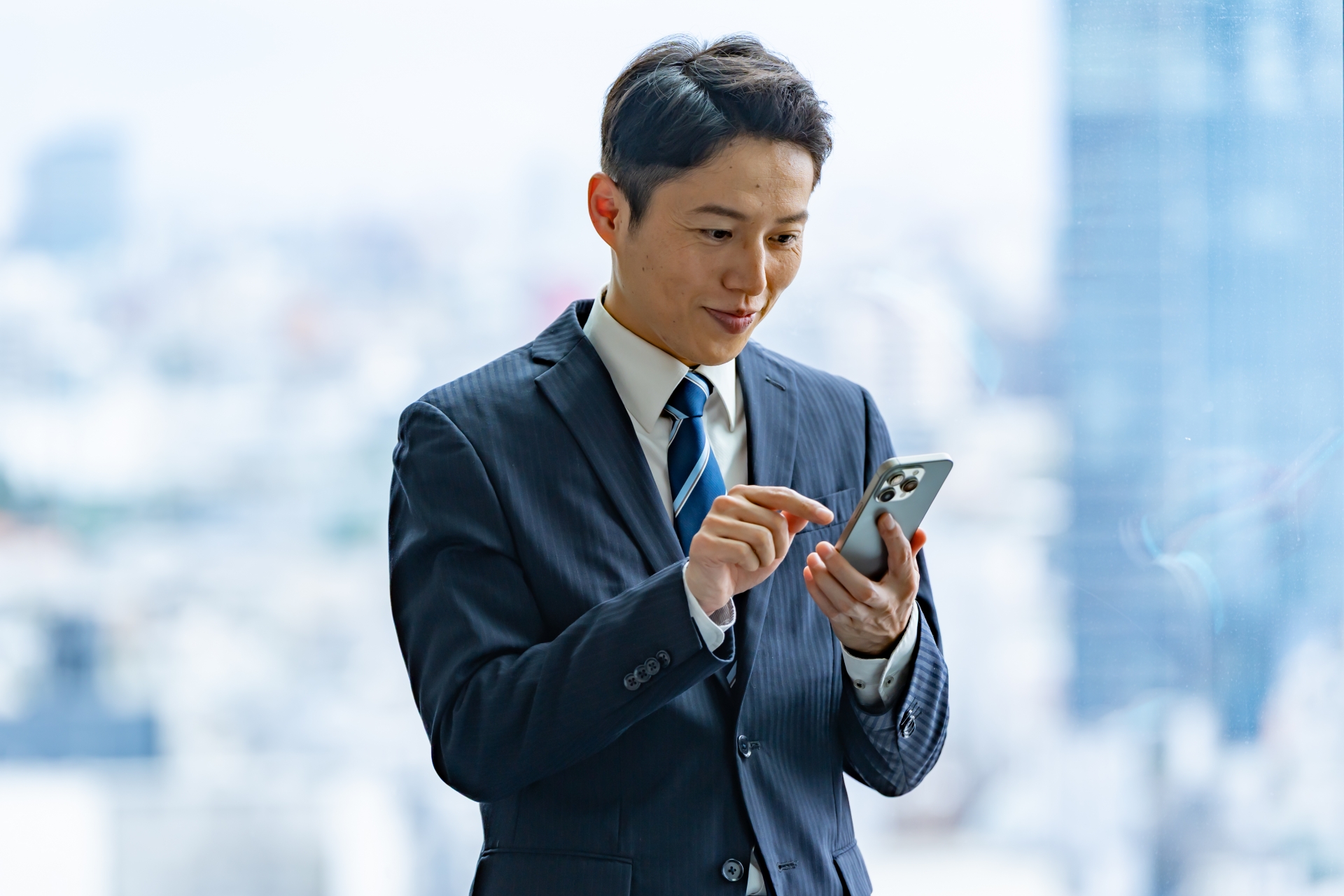 携帯を触るビジネスマン
