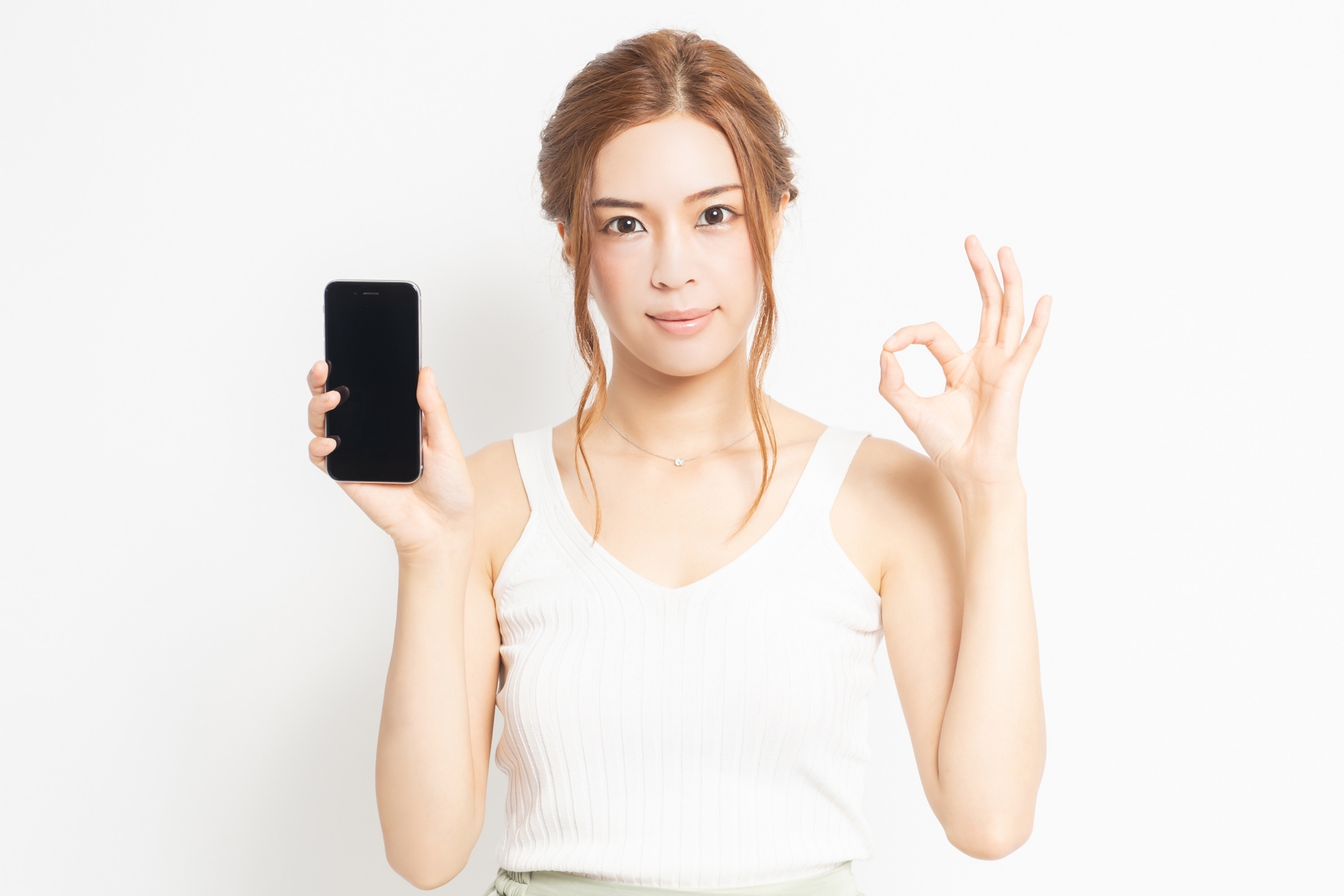 スマホを操作する若い女性