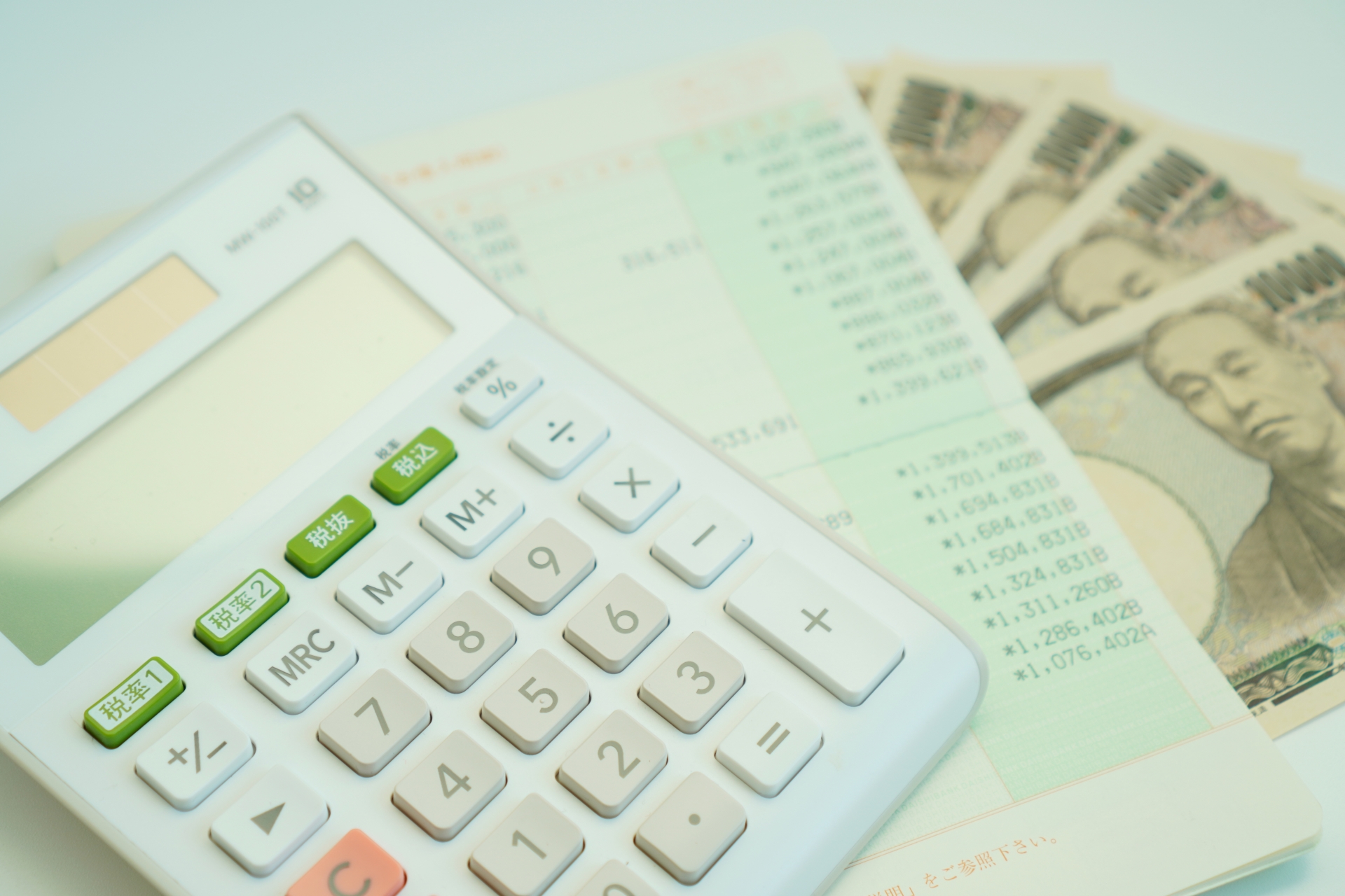 電卓と通帳とお札