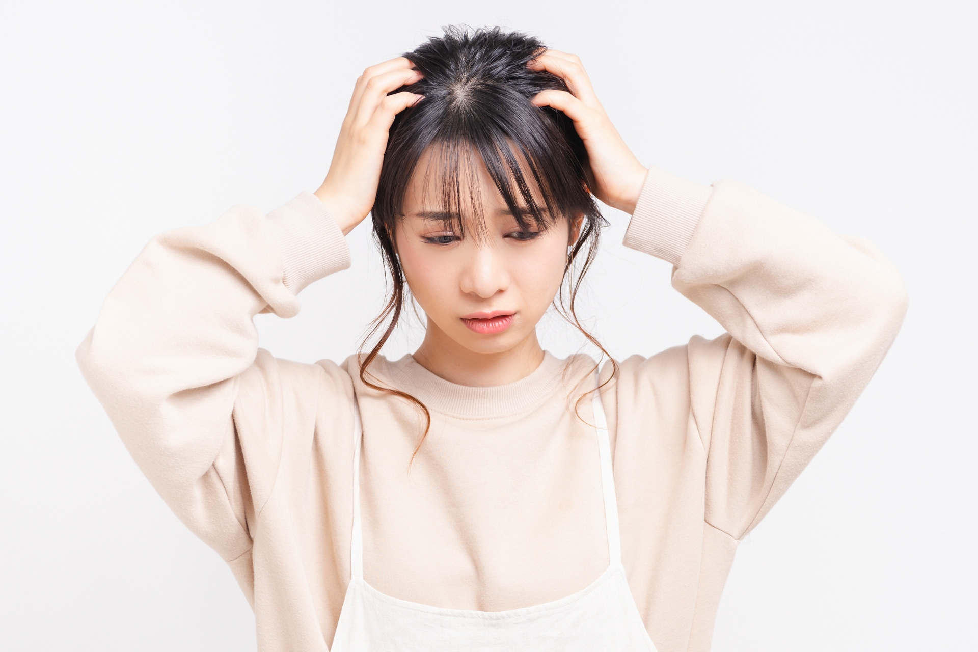 悩み事を抱える若い女性