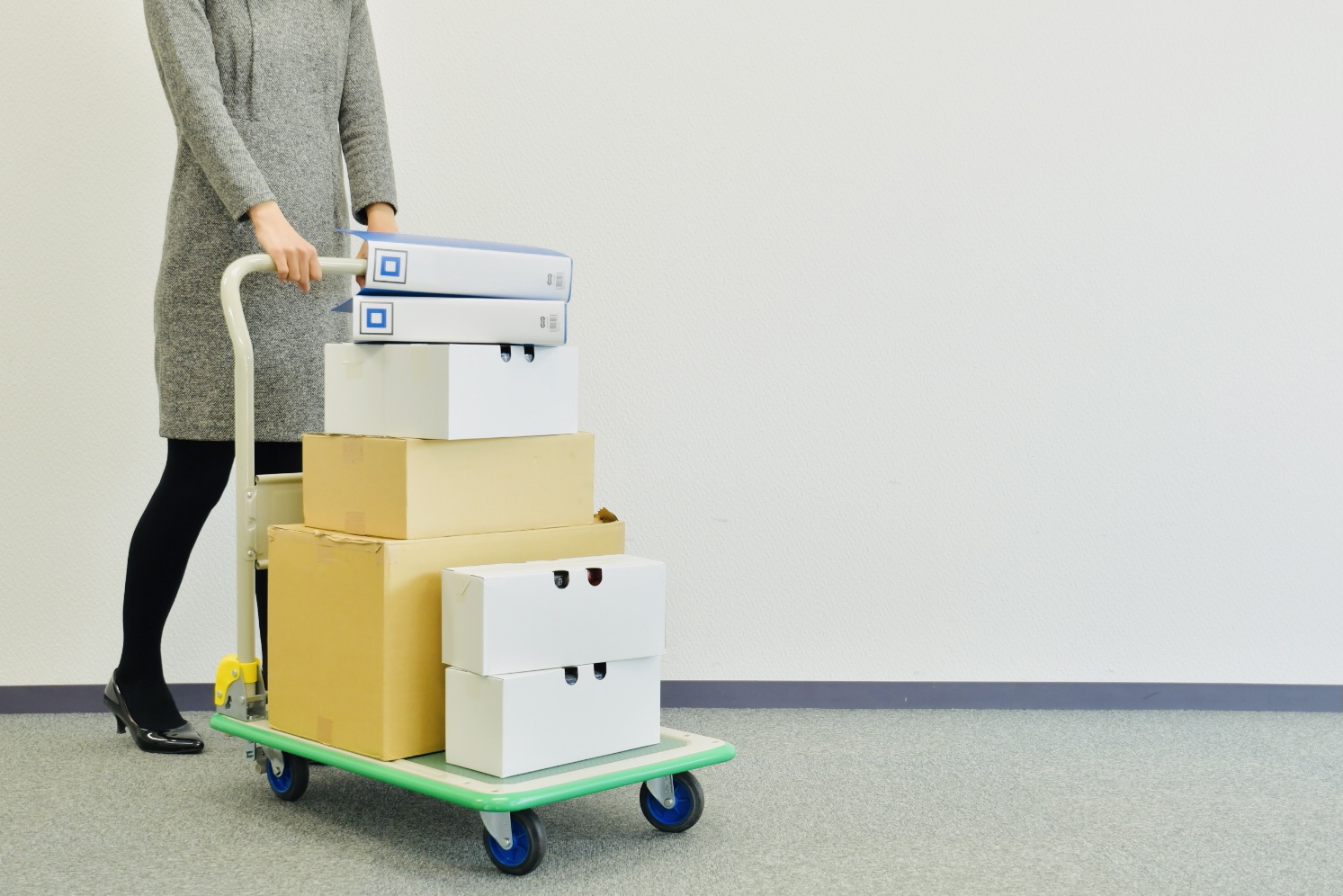 女性　荷物　運ぶ　台車　イメージ