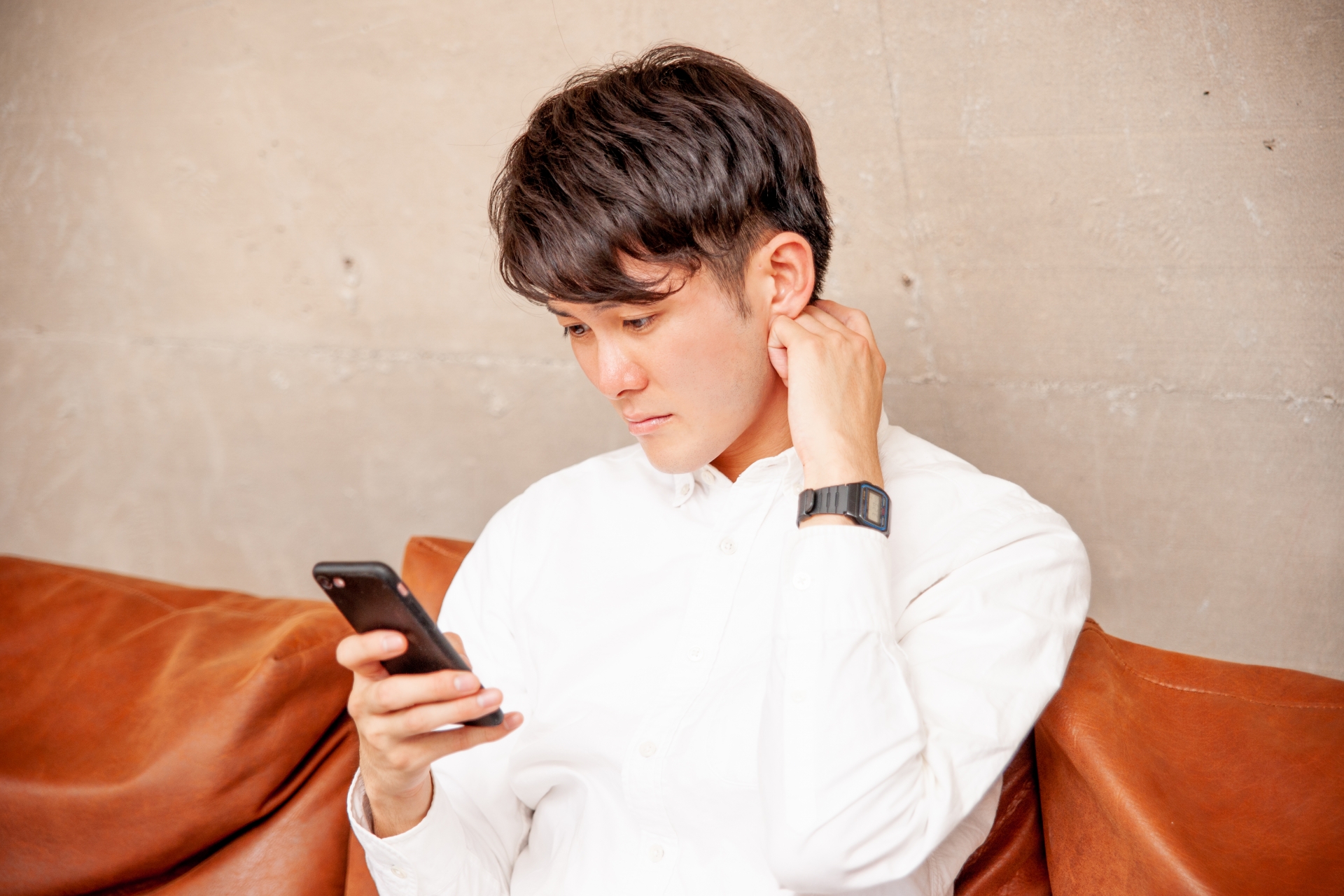 スマホを見て困る男性