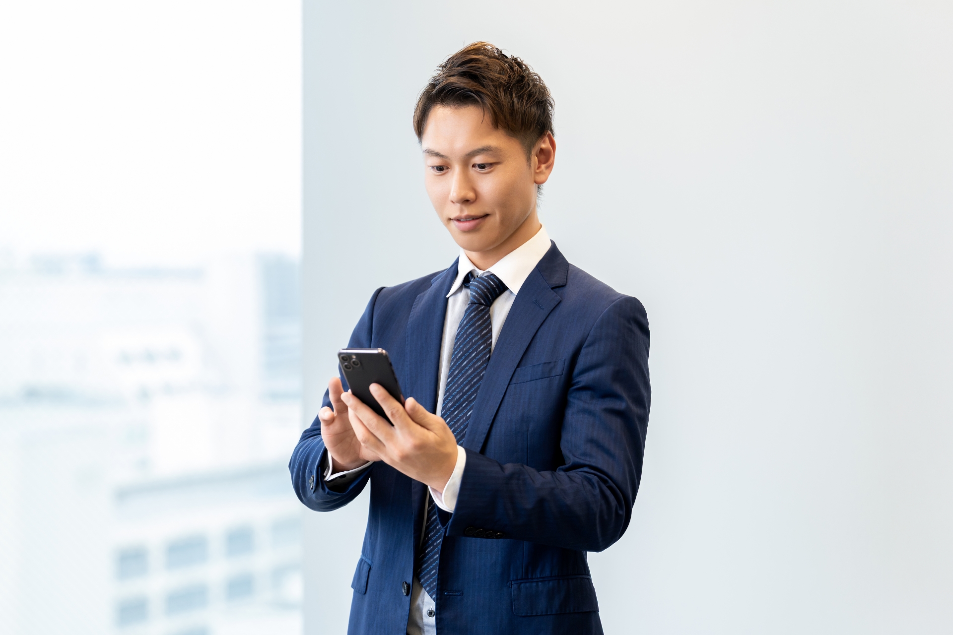 オフィスでスマホを使う男性ビジネスマン