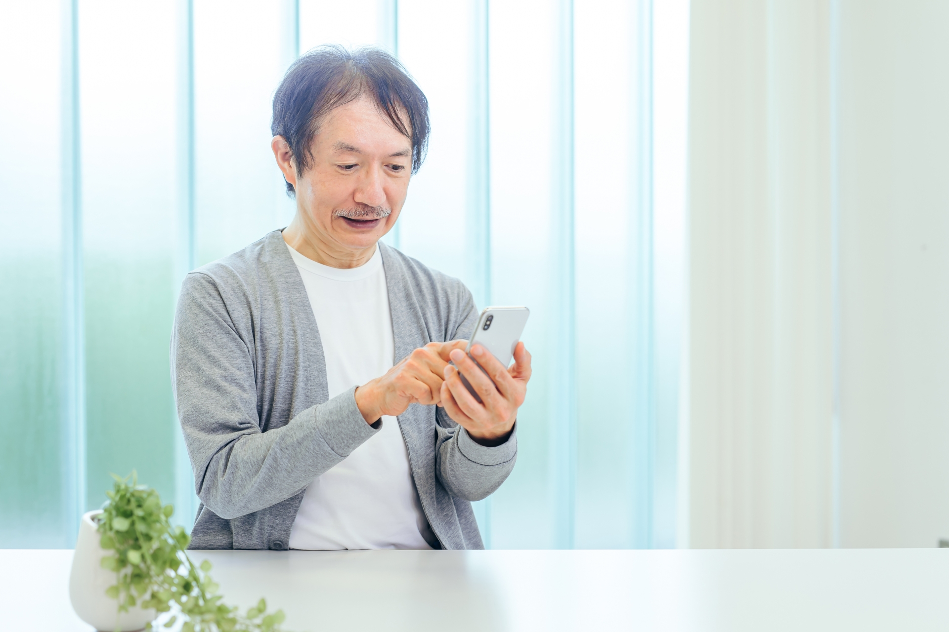 スマホを使う中高年男性