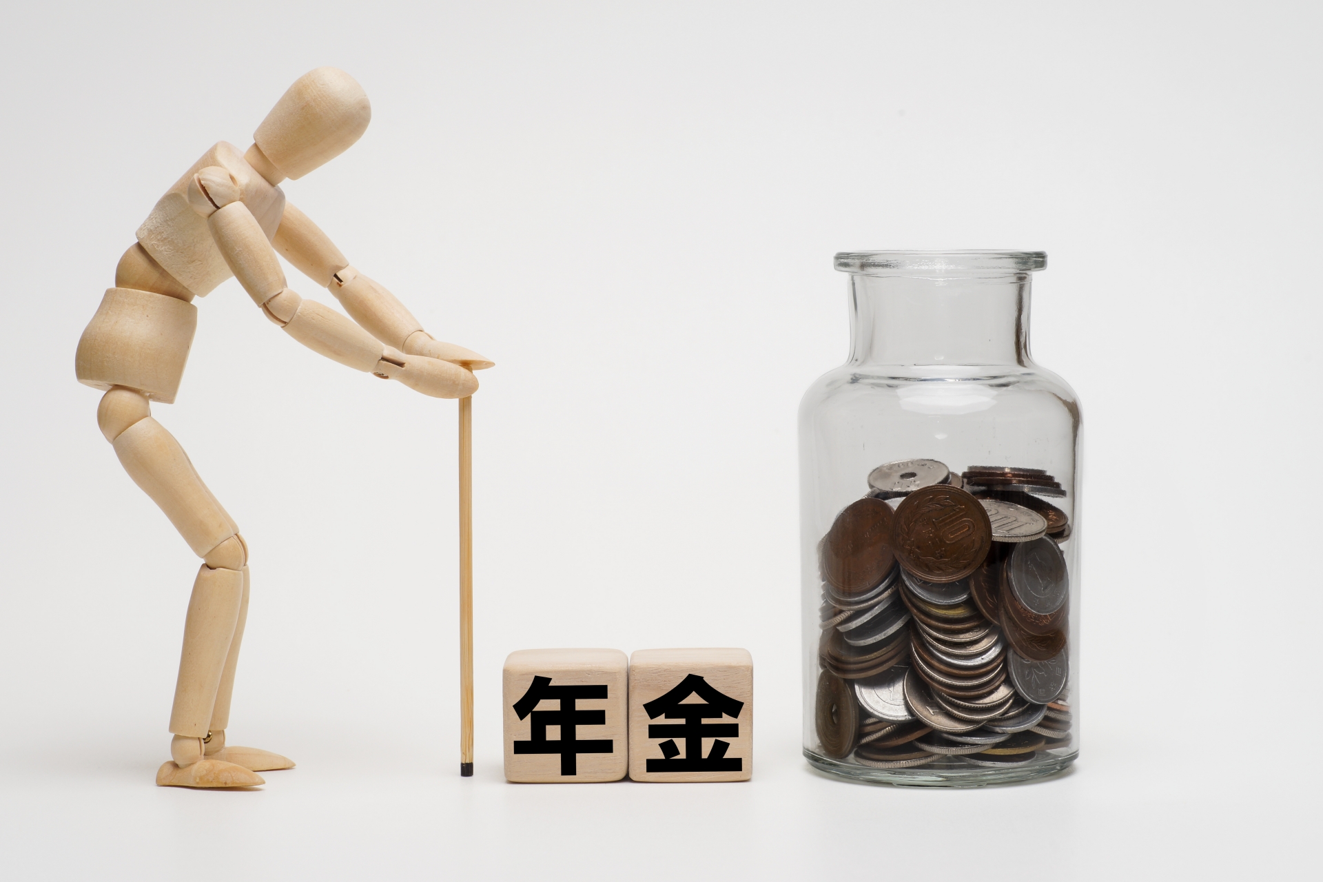 老人と広口瓶に入った小銭で年金のイメージ