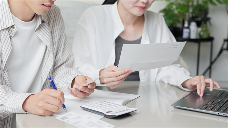 買い物の明細を確認するアジア人カップル