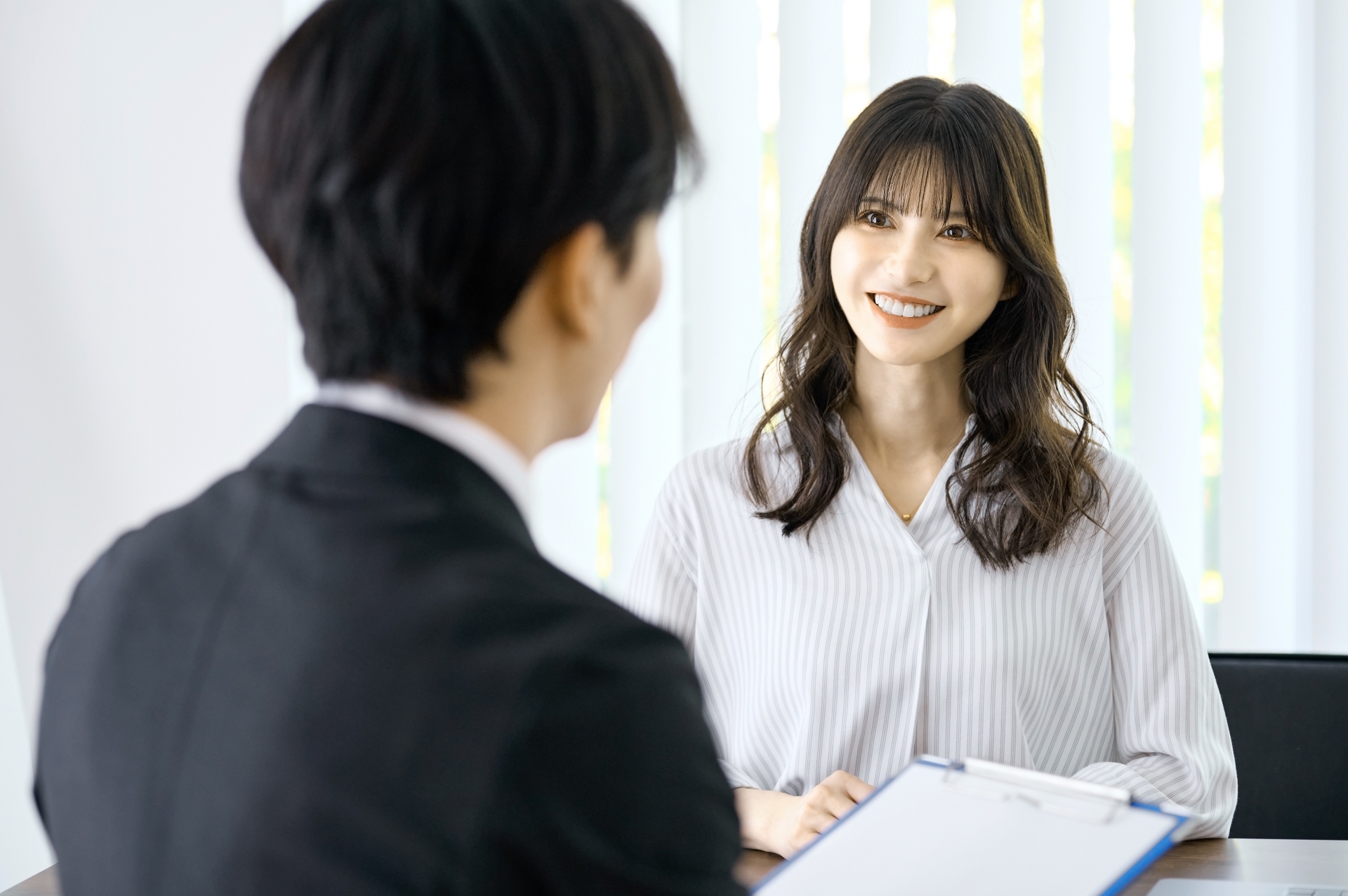 ビジネスマン　話を聞く女性　営業　窓口