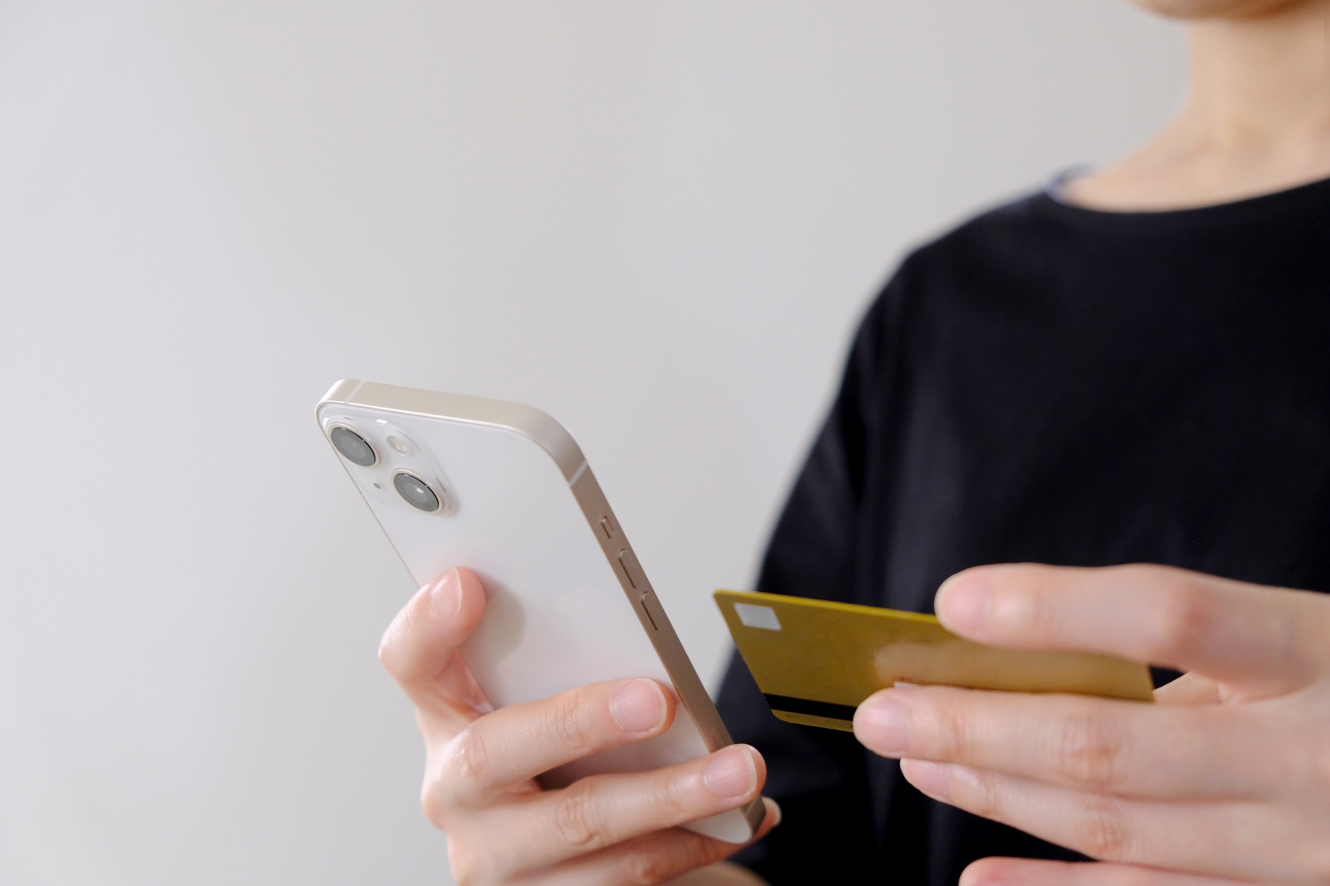 スマホでネットショッピングする手元