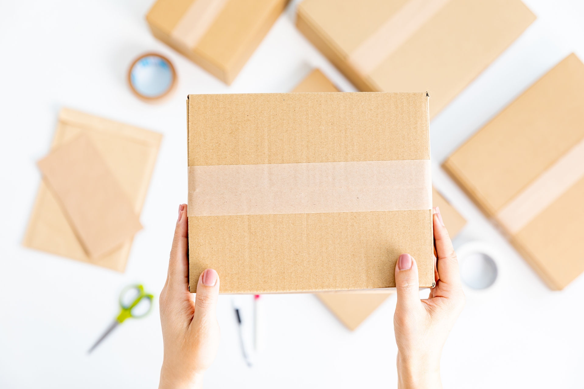 配送小包を持つ手元