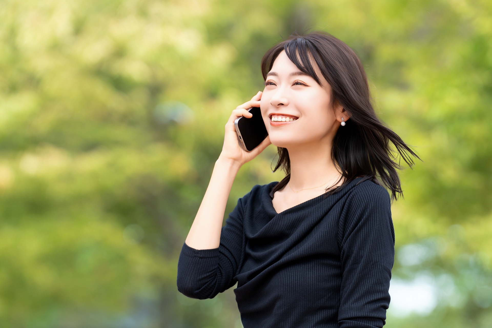 電話で話す女性