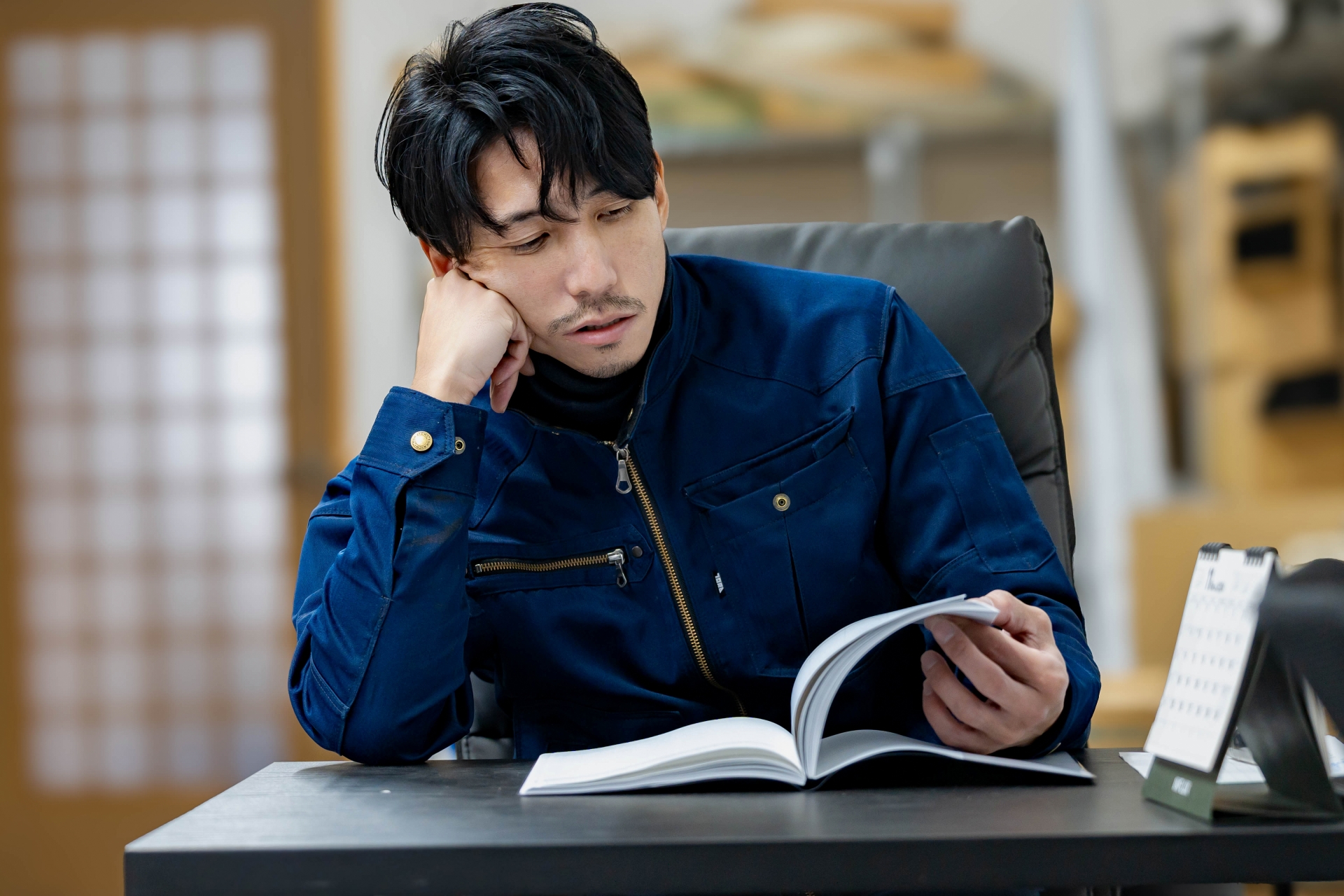 座って書類を確認する男性