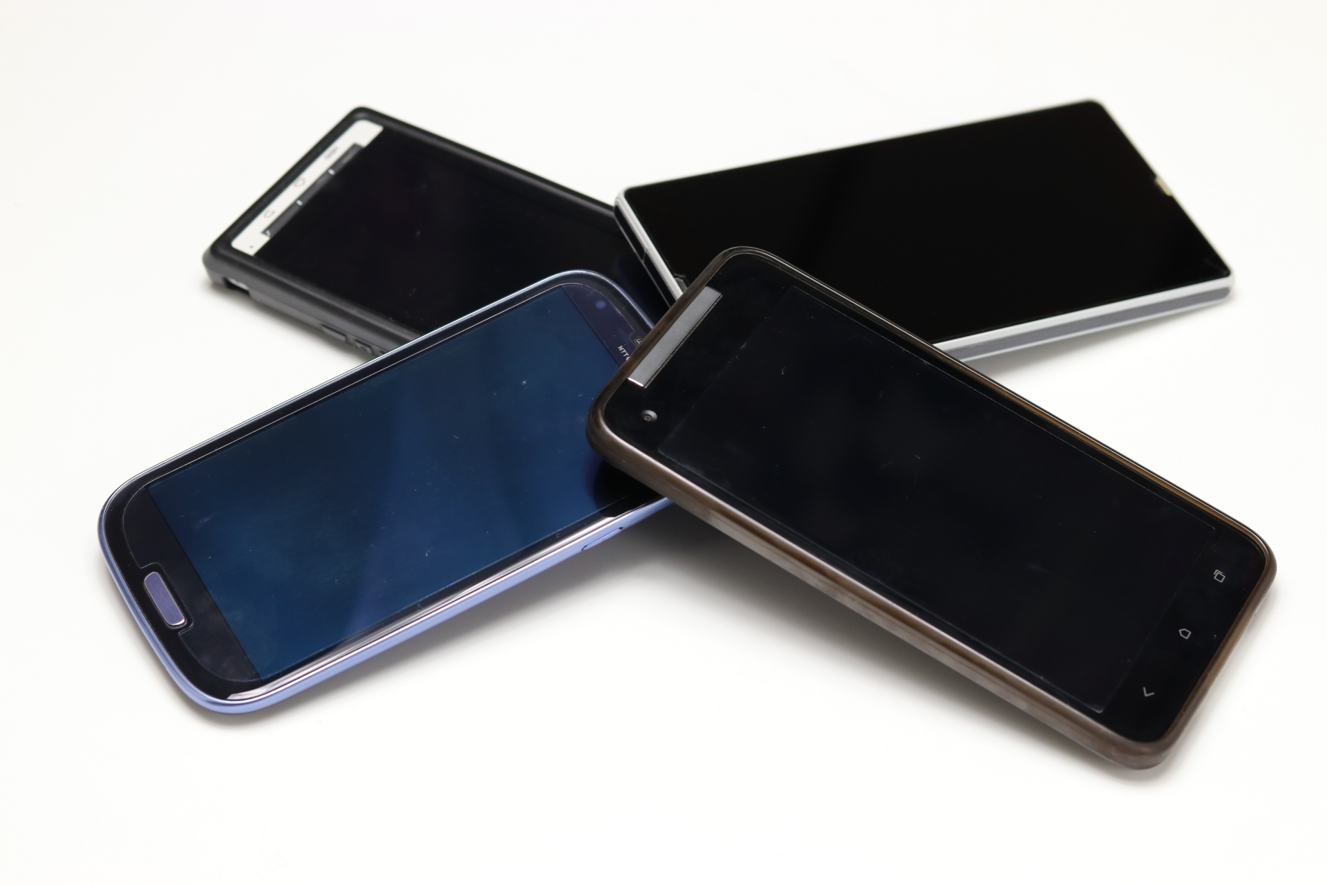 重ねたスマートフォン