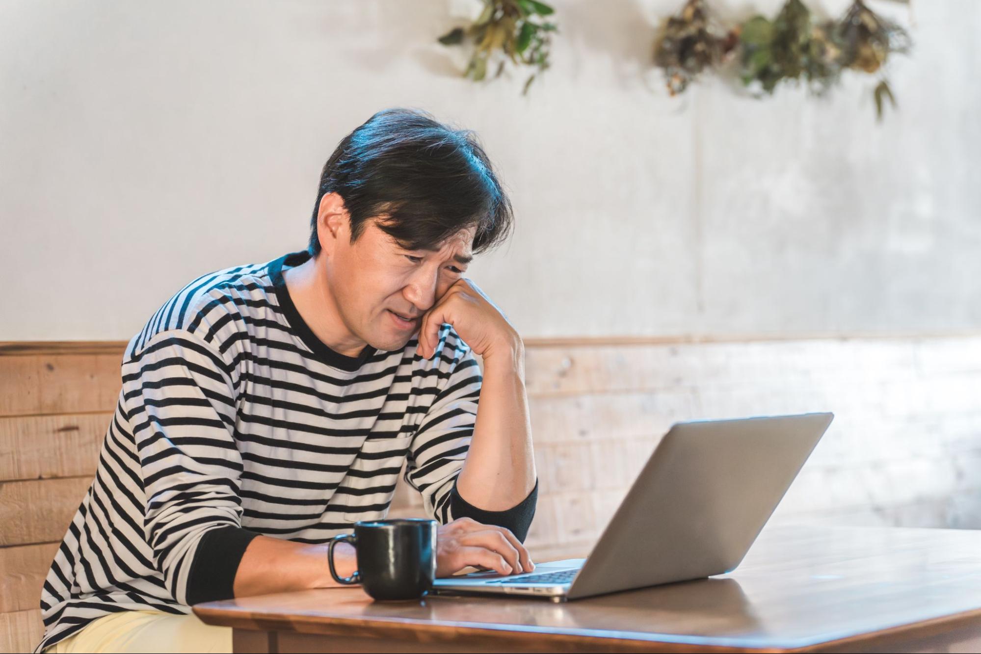 パソコン見てるおじさん