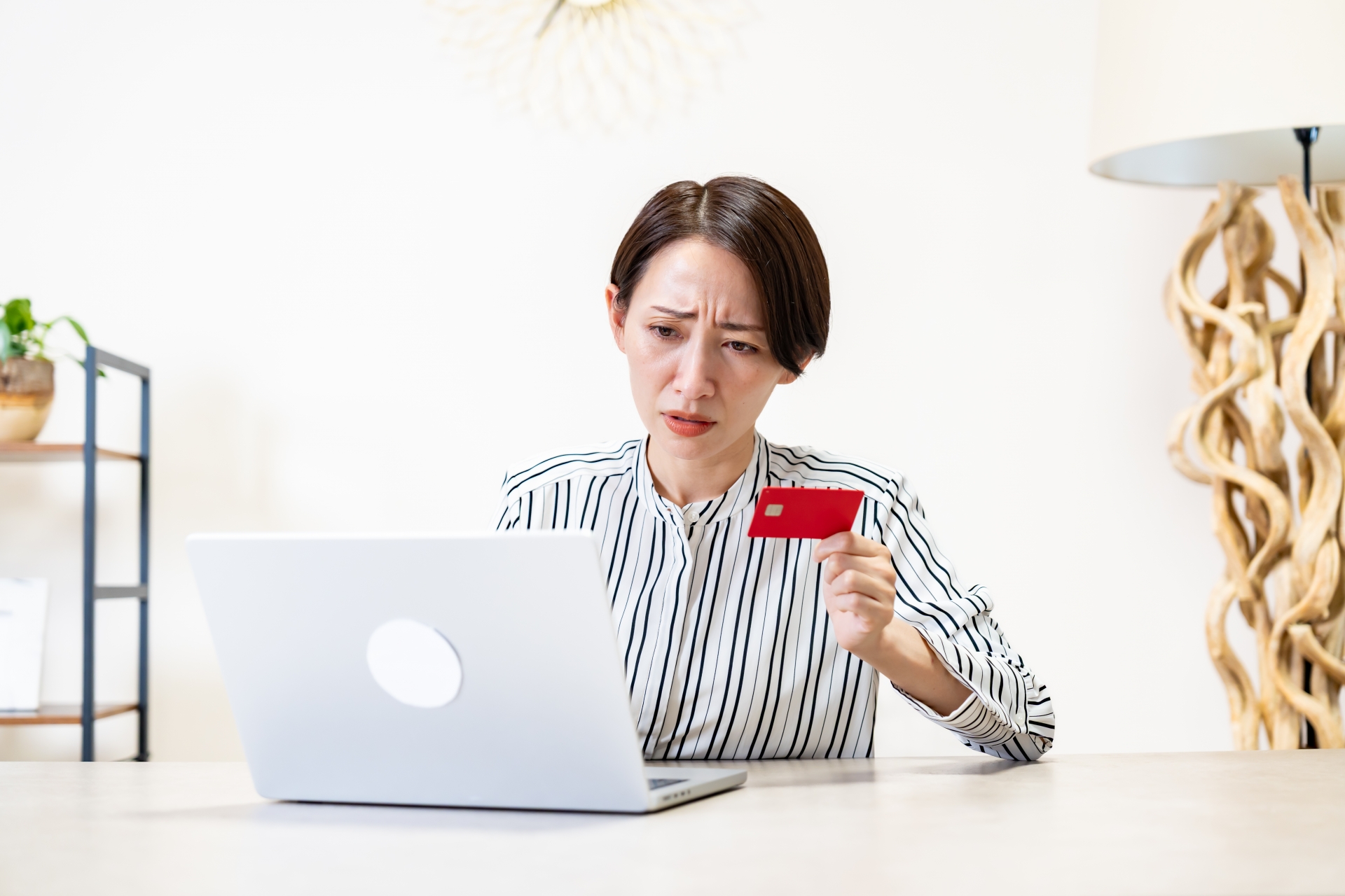 怒ってる女の人