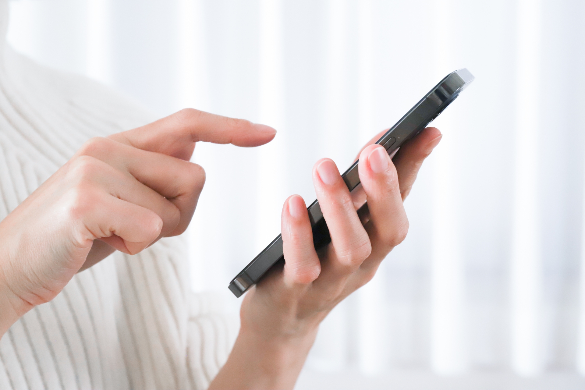 スマホを操作する手元