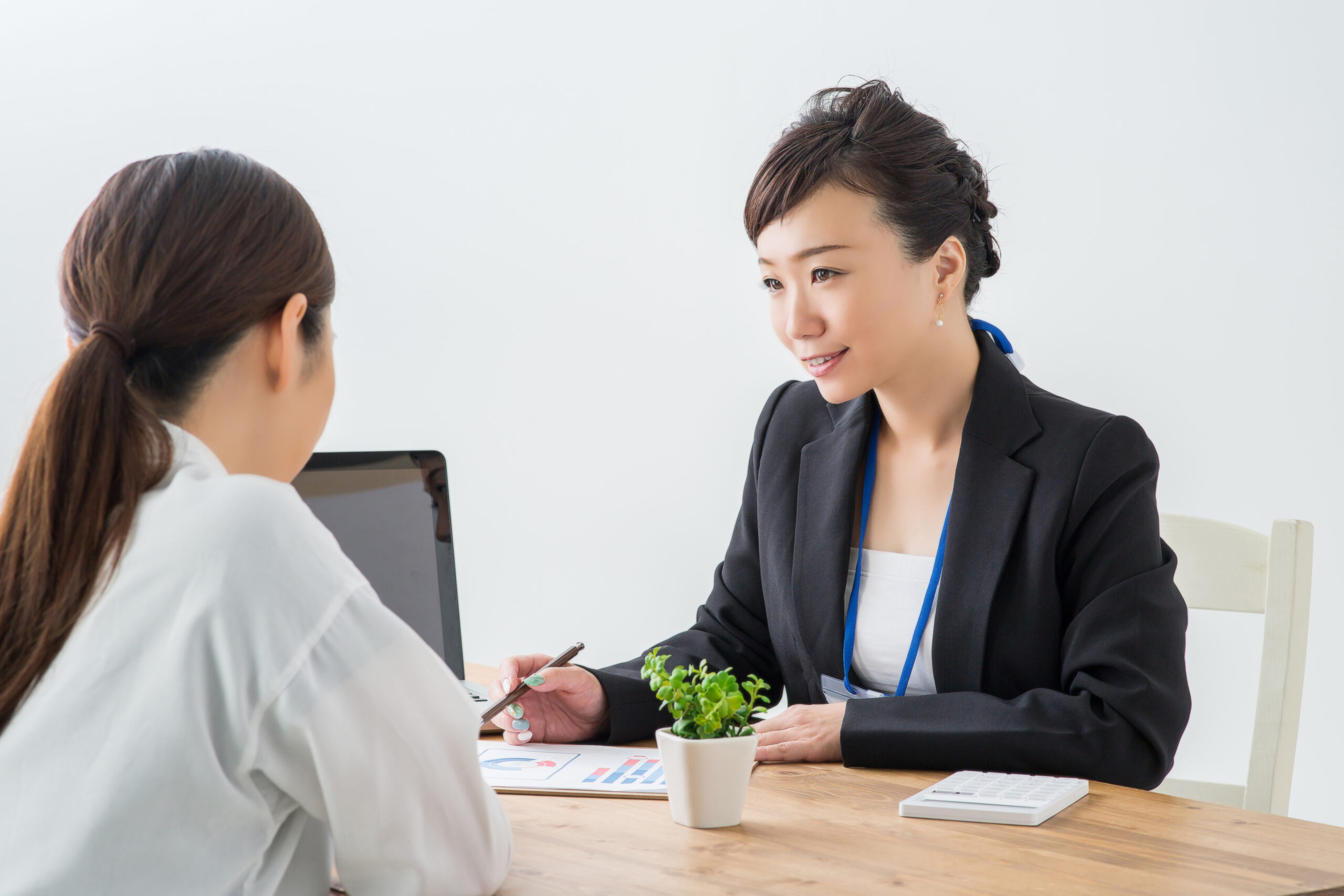 説明するビジネスウーマン