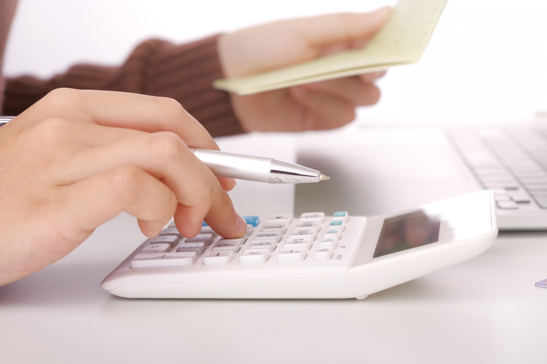 お金の計算をする女性の手元