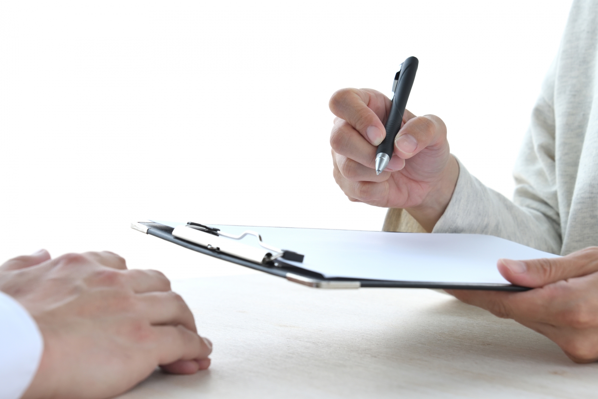 契約書にサインをしようとする女性の手元