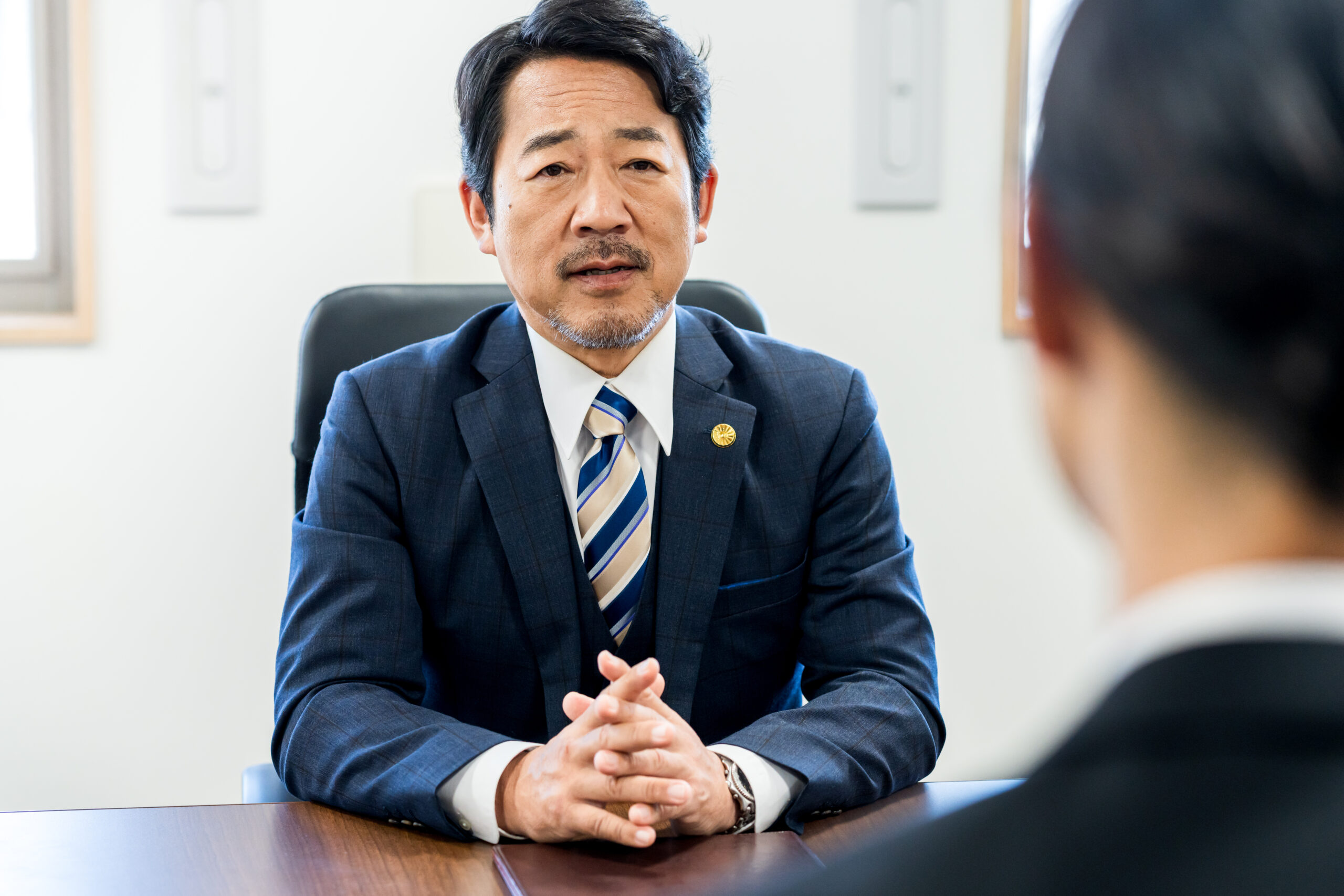 相談を受ける弁護士