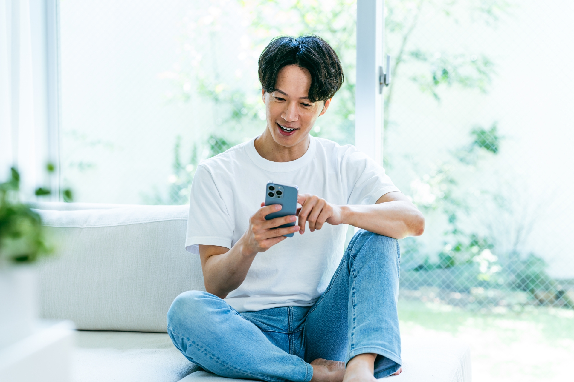 スマホを操作する男性