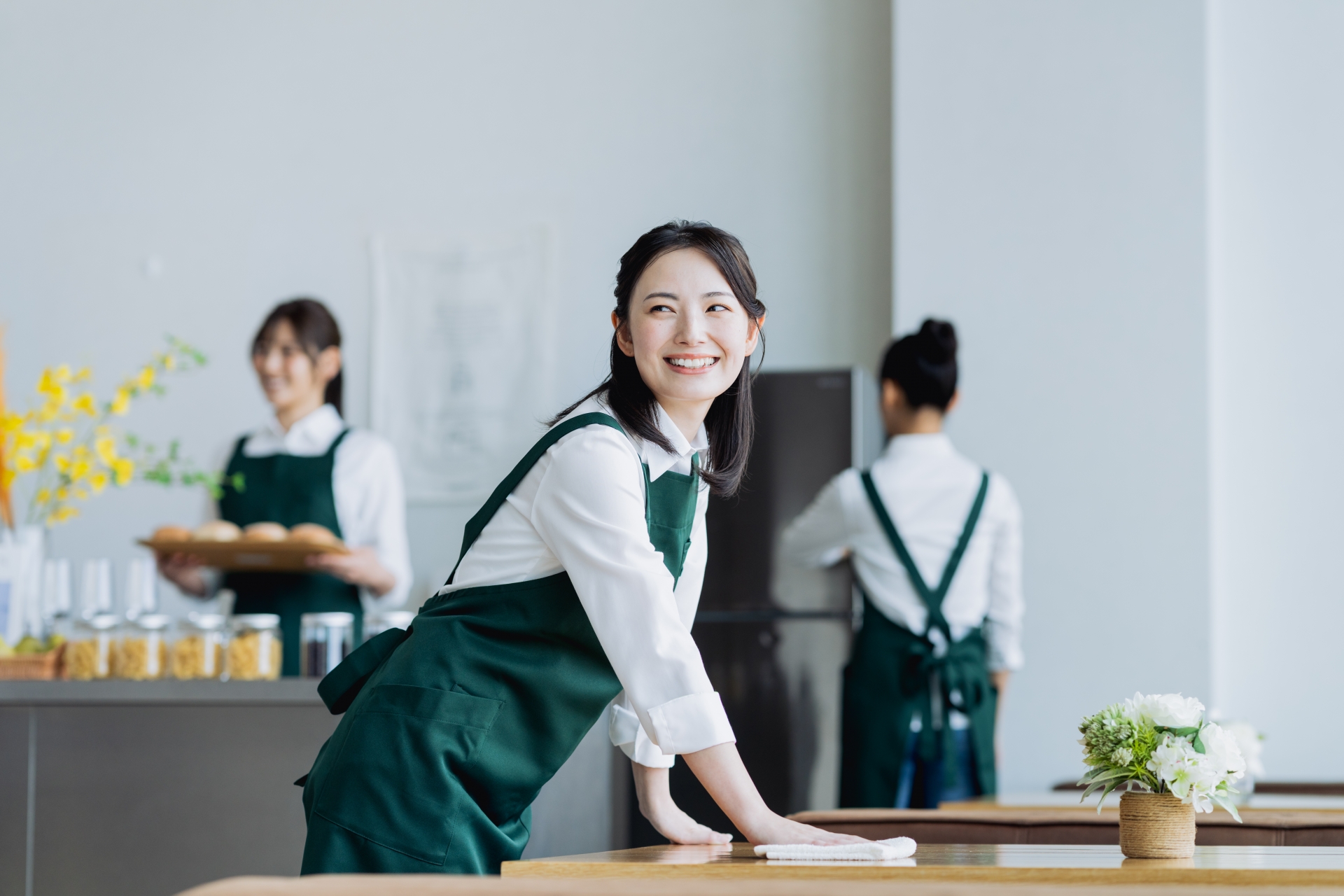 カフェで働く若い女性