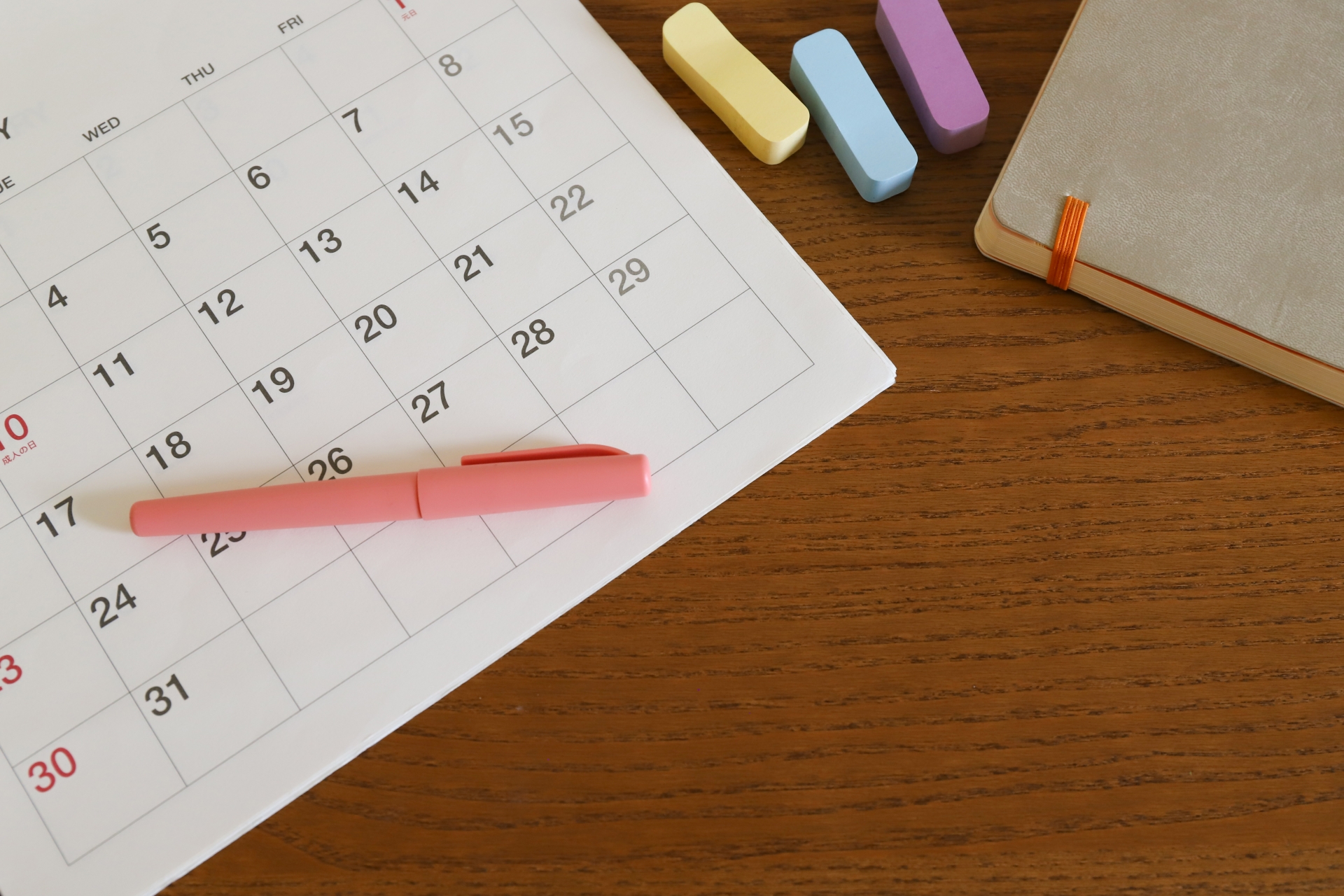 カレンダーとペン　予定管理