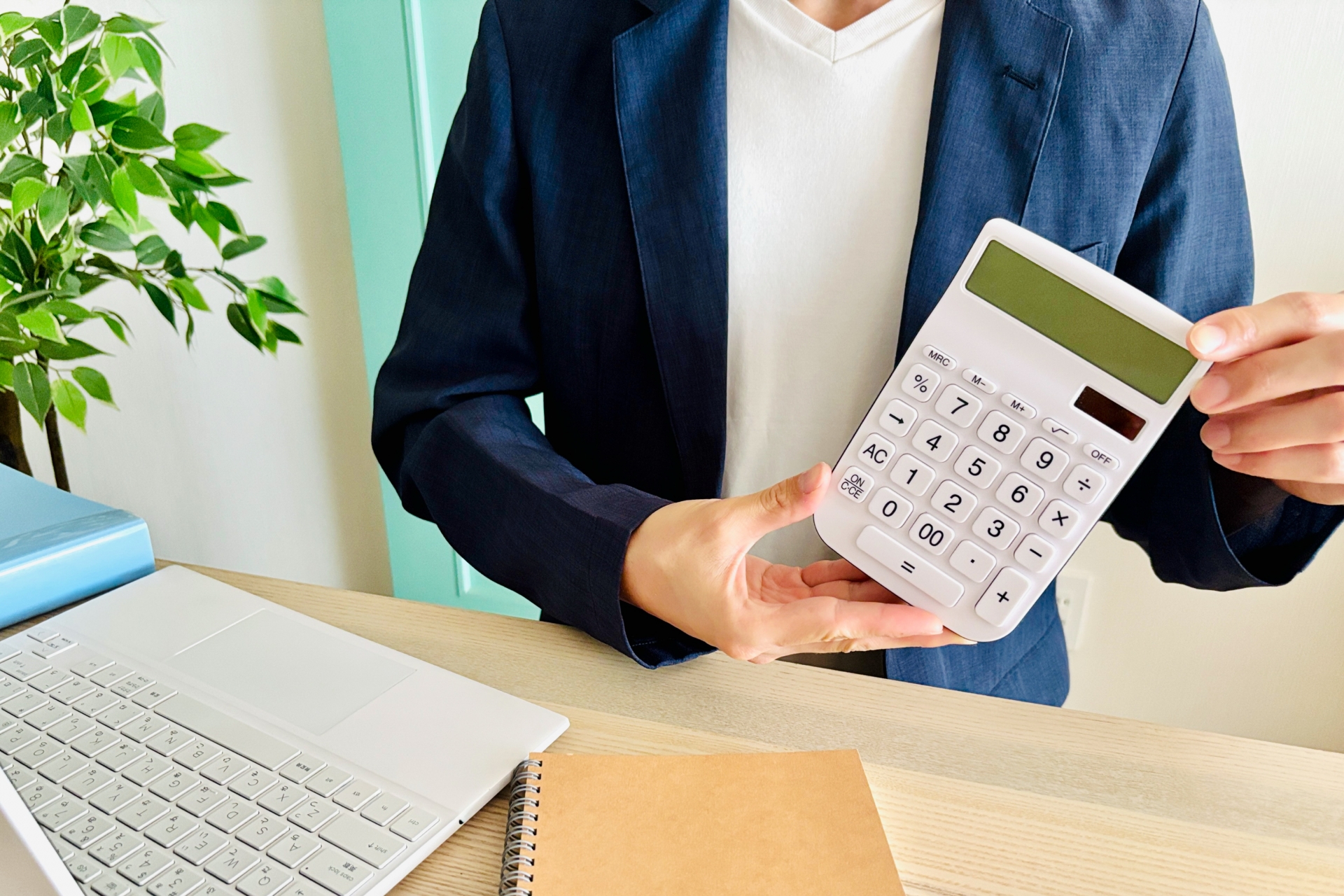 電卓を見せる男性の手元