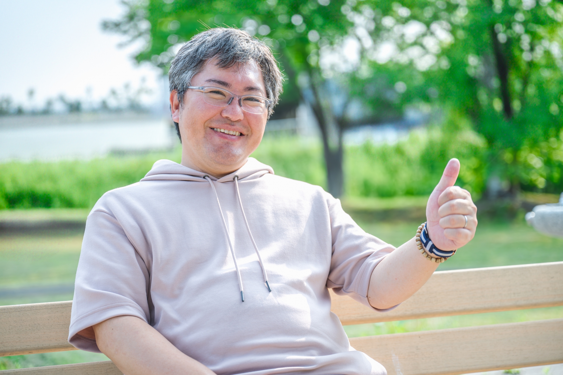 親指を立てる男性