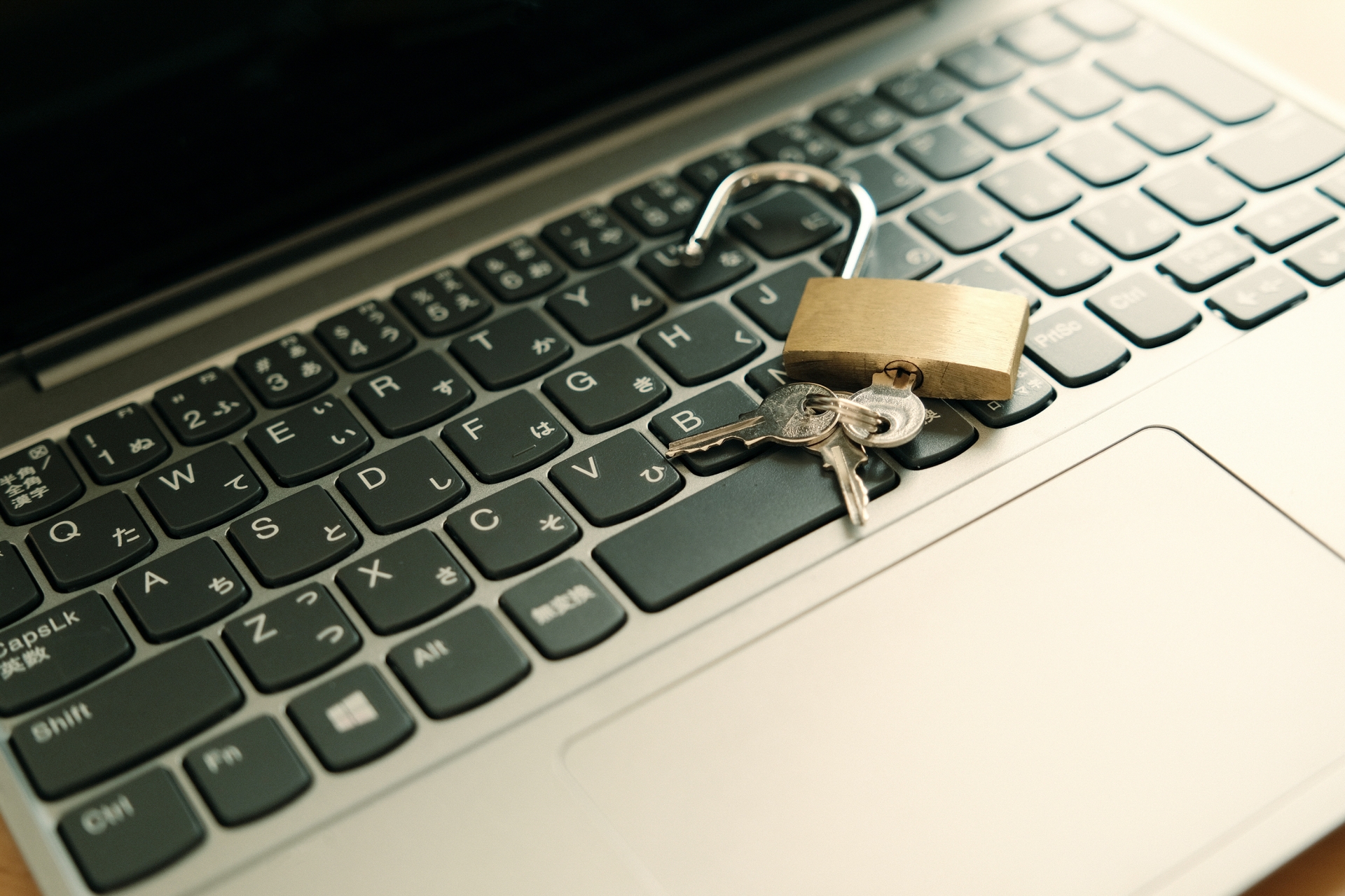 南京錠とパソコン