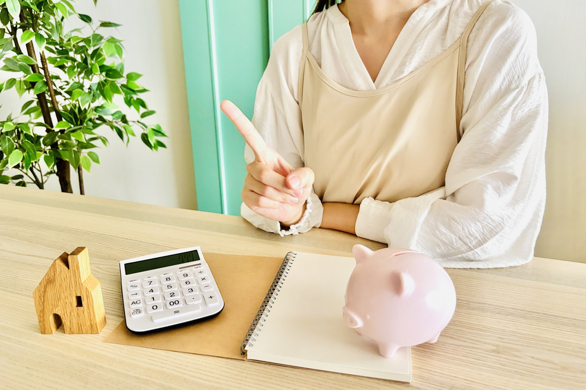 家計のアイディアを思いつく主婦